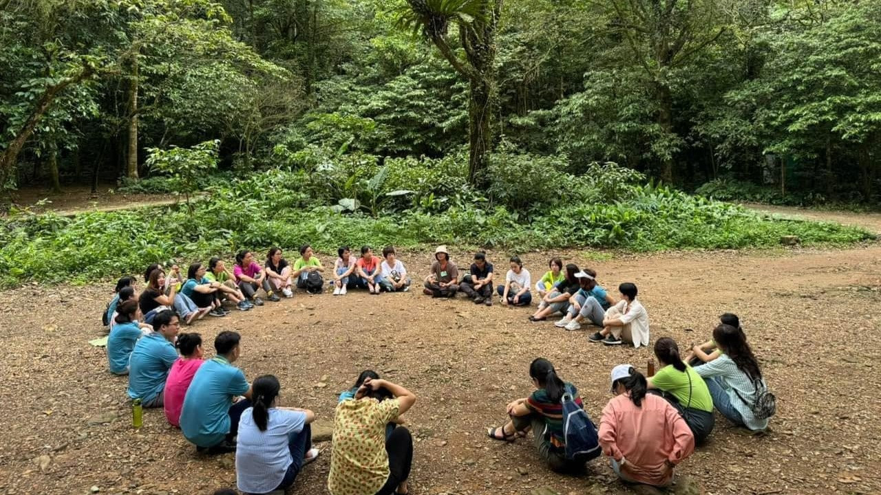 Học sinh kết nối với thiên nhiên.