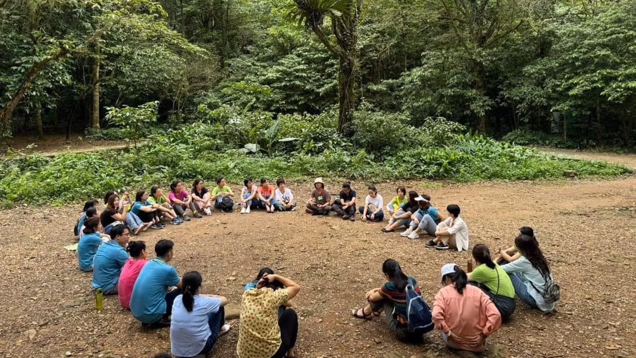 Học sinh kết nối với thiên nhiên.