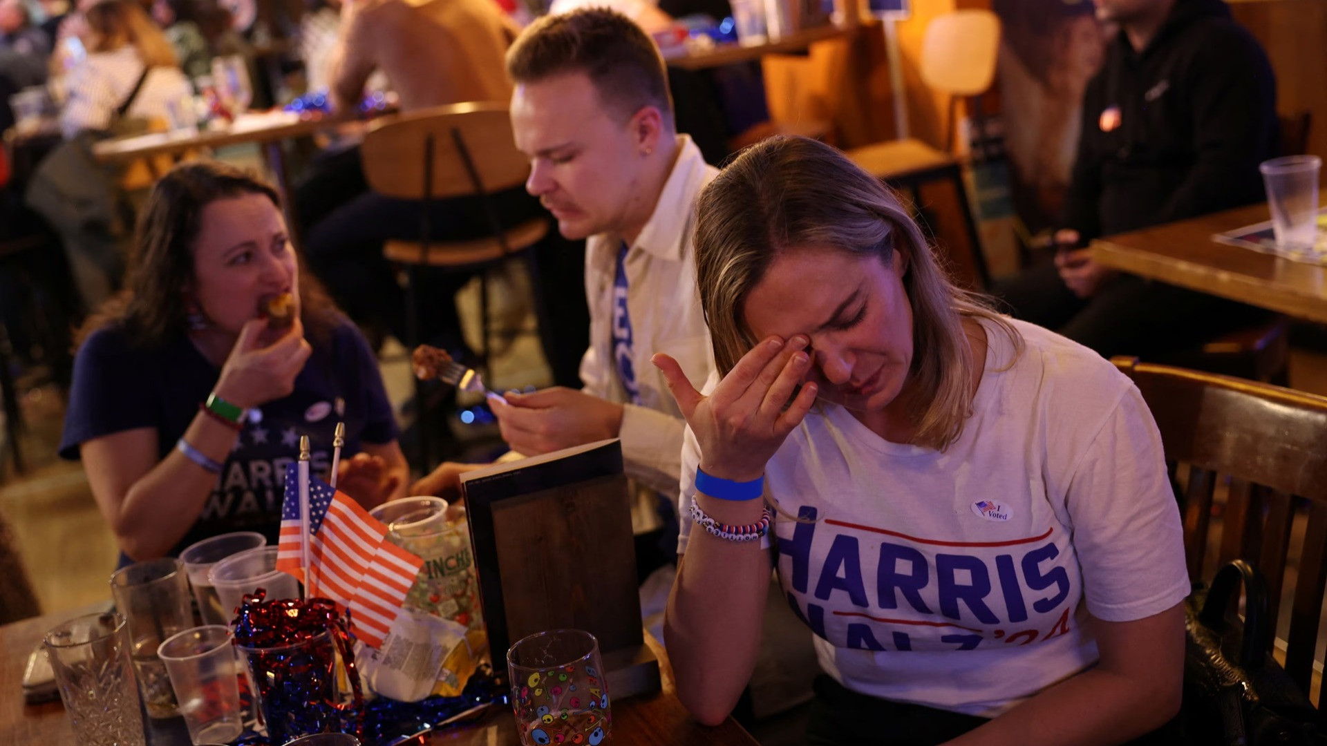 Người dân Mỹ xem tin tức về cuộc bầu cử tại sự kiện của đảng Dân chủ tổ chức ở London, Anh.