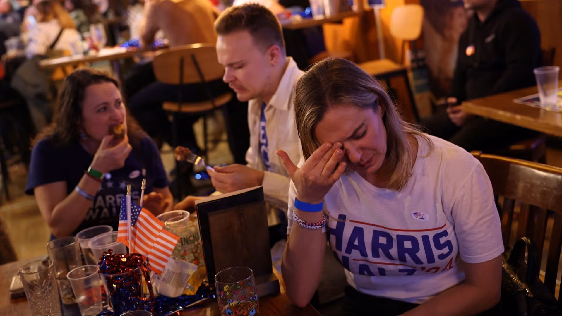 Người dân Mỹ xem tin tức về cuộc bầu cử tại sự kiện của đảng Dân chủ tổ chức ở London, Anh.