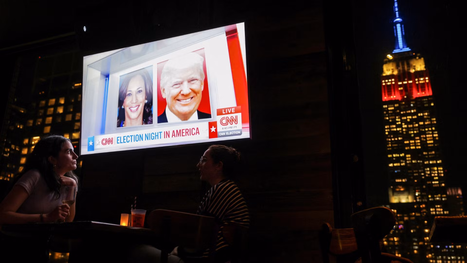 Cử tri trẻ theo dõi kết quả bầu cử trên màn hình tivi ở New York City.