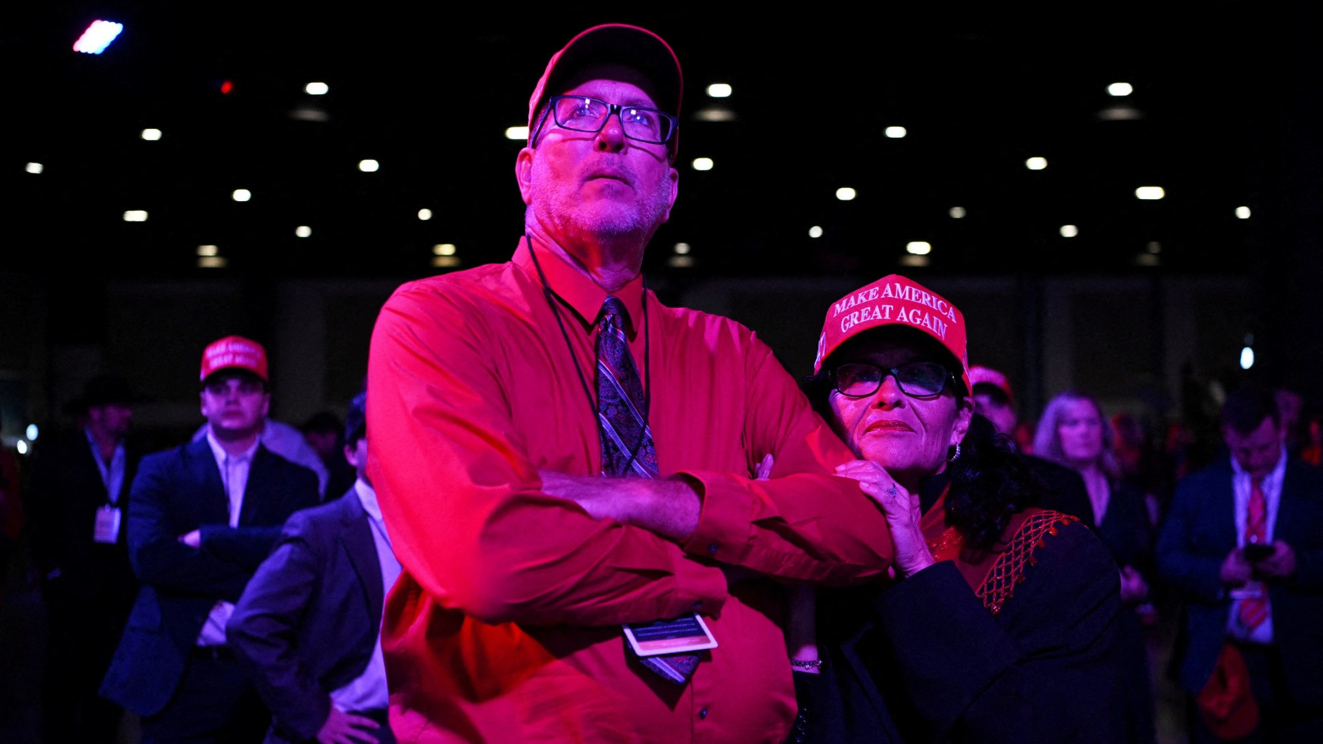 Cử tri ủng hộ ông Trump theo dõi kết quả kiểm phiếu.