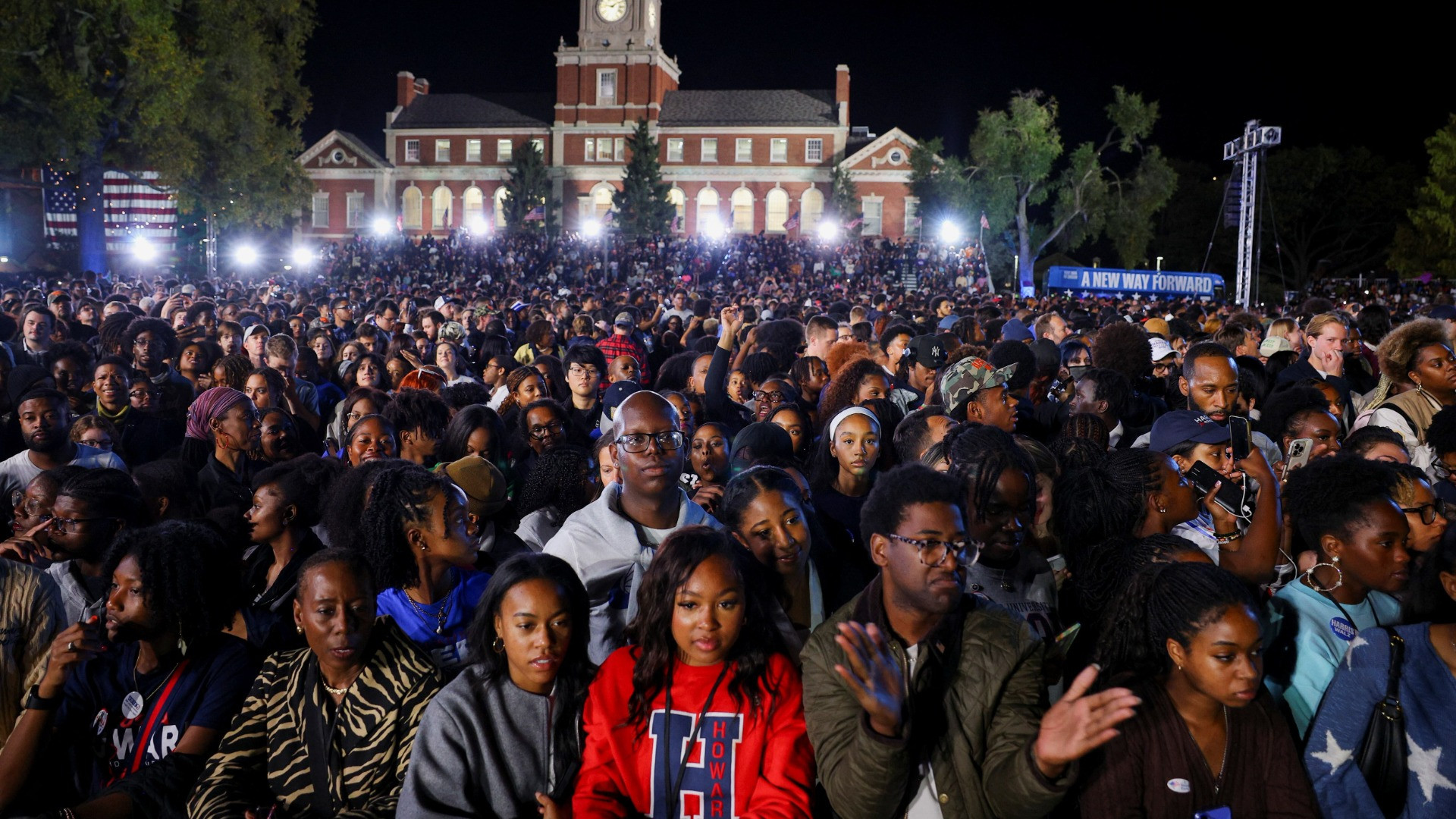 Sinh viên Đại học Howard theo dõi kết quả bỏ phiếu của bà Kamala Harris ở Washington.