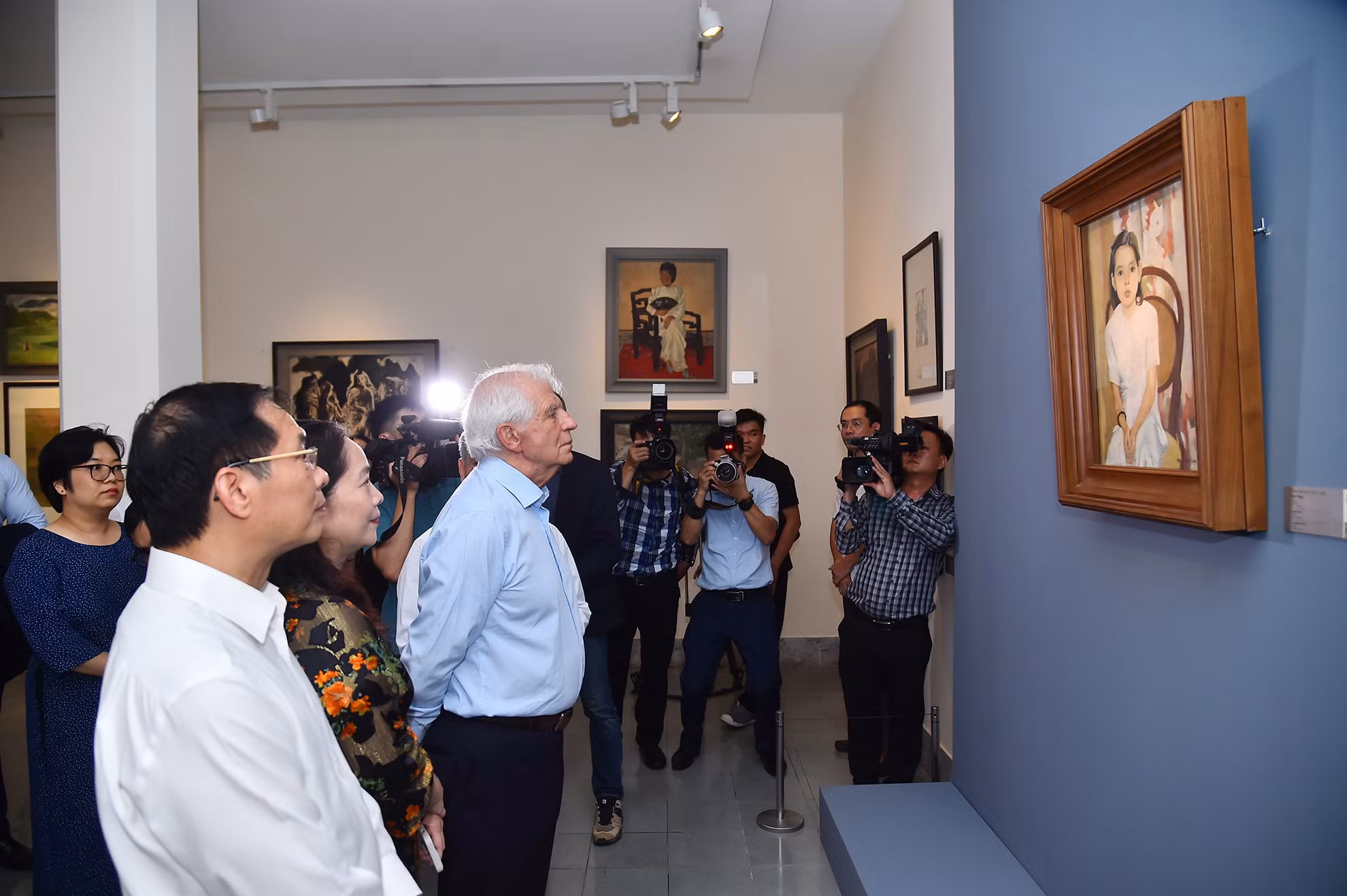 Bộ trưởng Ngoại giao Bùi Thanh Sơn và Phó Chủ tịch Ủy ban châu Âu Josep Borell Fontelles chiêm ngưỡng Bảo vật quốc gia "Em Thúy" của họa sĩ Trần Văn Cẩn.