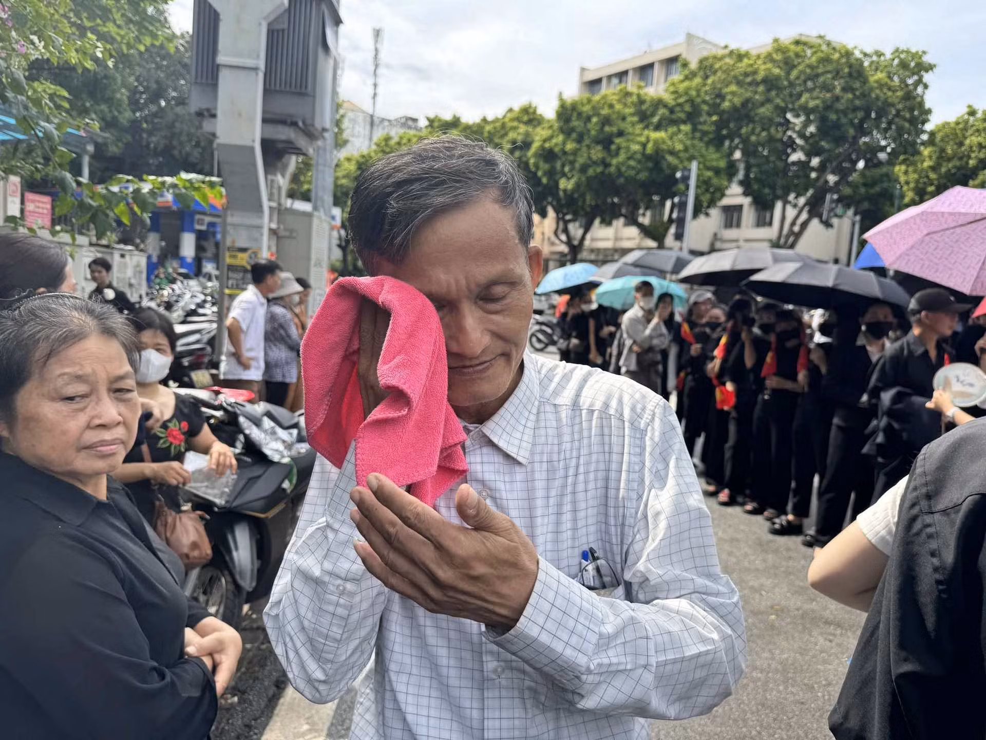 Ông Nguyễn Thanh Nhàn vượt gần 2.000km từ Hậu Giang ra Hà Nội để dành một phút mặc niệm Tổng Bí thư Nguyễn Phú Trọng.