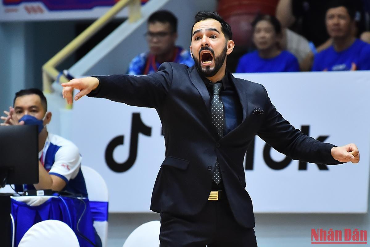 Huấn luyện viên Eric Weissling liên tục có những chỉ đạo nhưng không thể thay đổi được kết quả cuối cùng của trận đấu, khi các học trò của ông bỏ lỡ quá nhiều cơ hội ghi điểm.