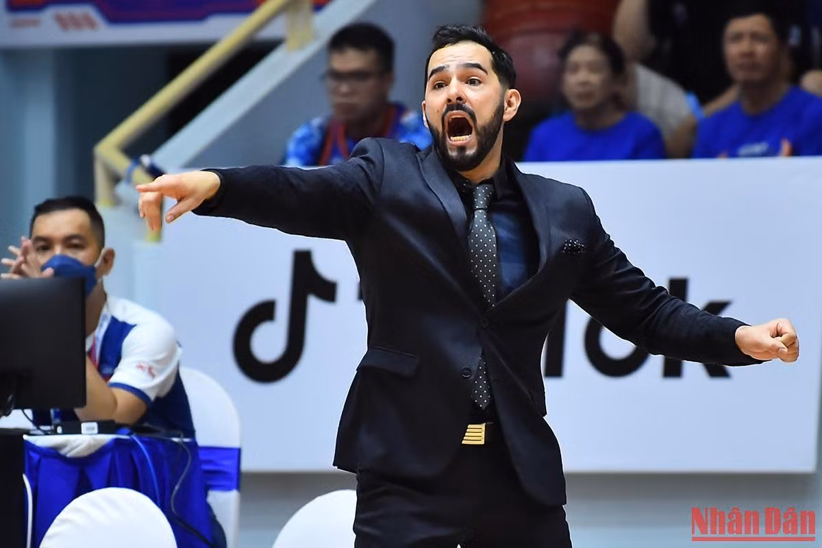 Huấn luyện viên Eric Weissling liên tục có những chỉ đạo nhưng không thể thay đổi được kết quả cuối cùng của trận đấu, khi các học trò của ông bỏ lỡ quá nhiều cơ hội ghi điểm.