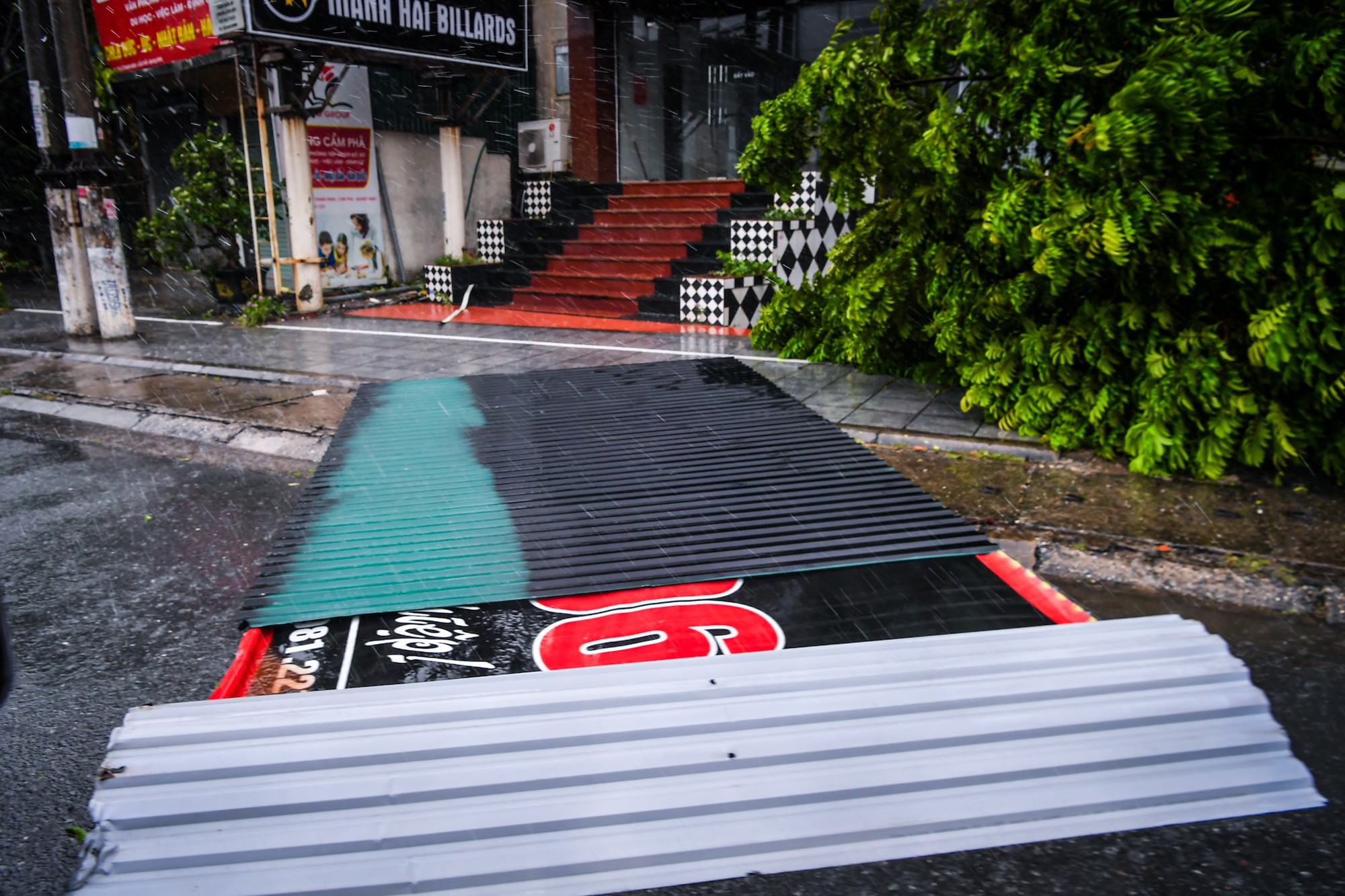 Gió lớn mưa to gây thiệt hại cho Cẩm Phả.