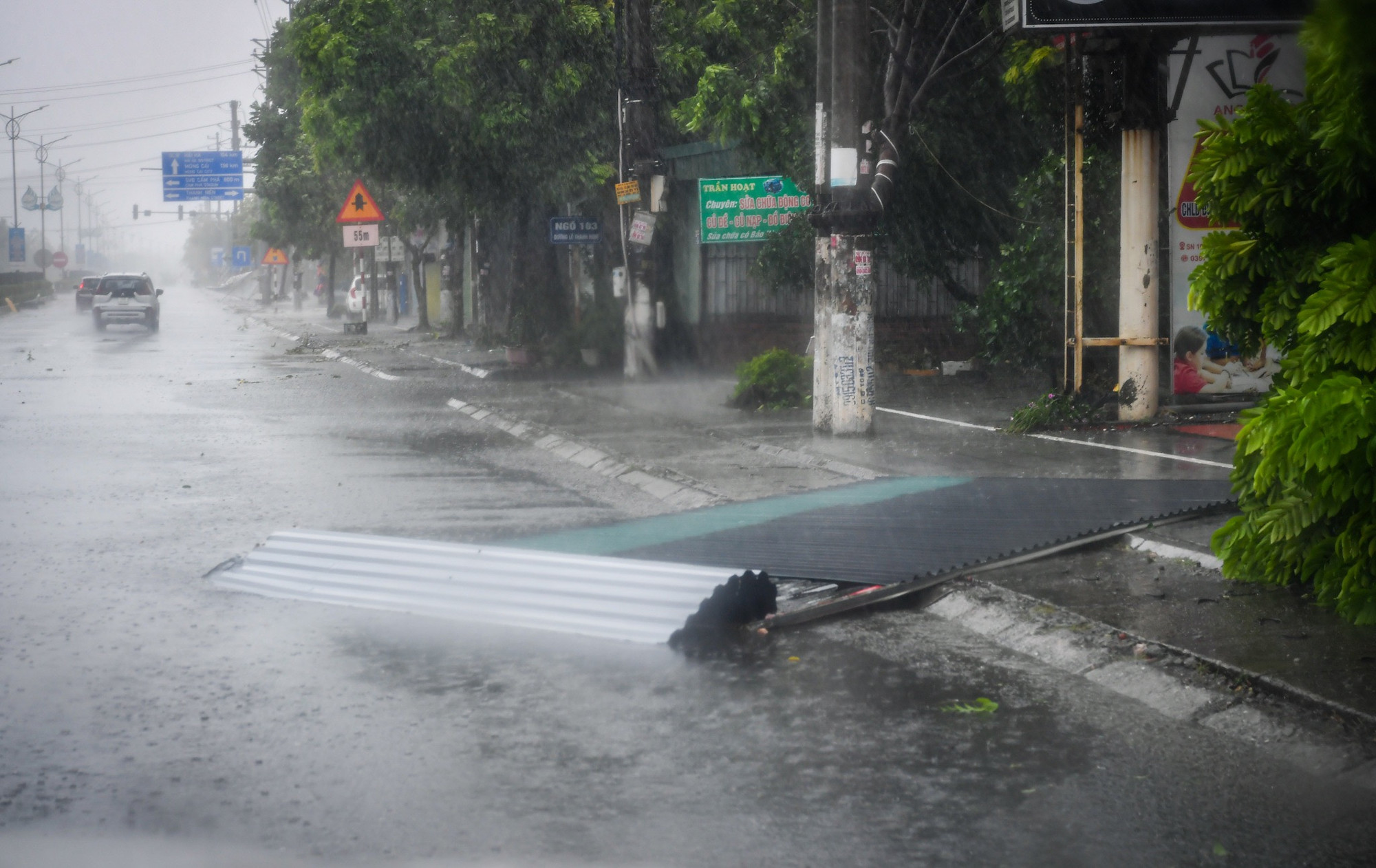 Cẩm Phả có gió rất lớn, ảnh hưởng đến các phương tiện di chuyển trên đường.
