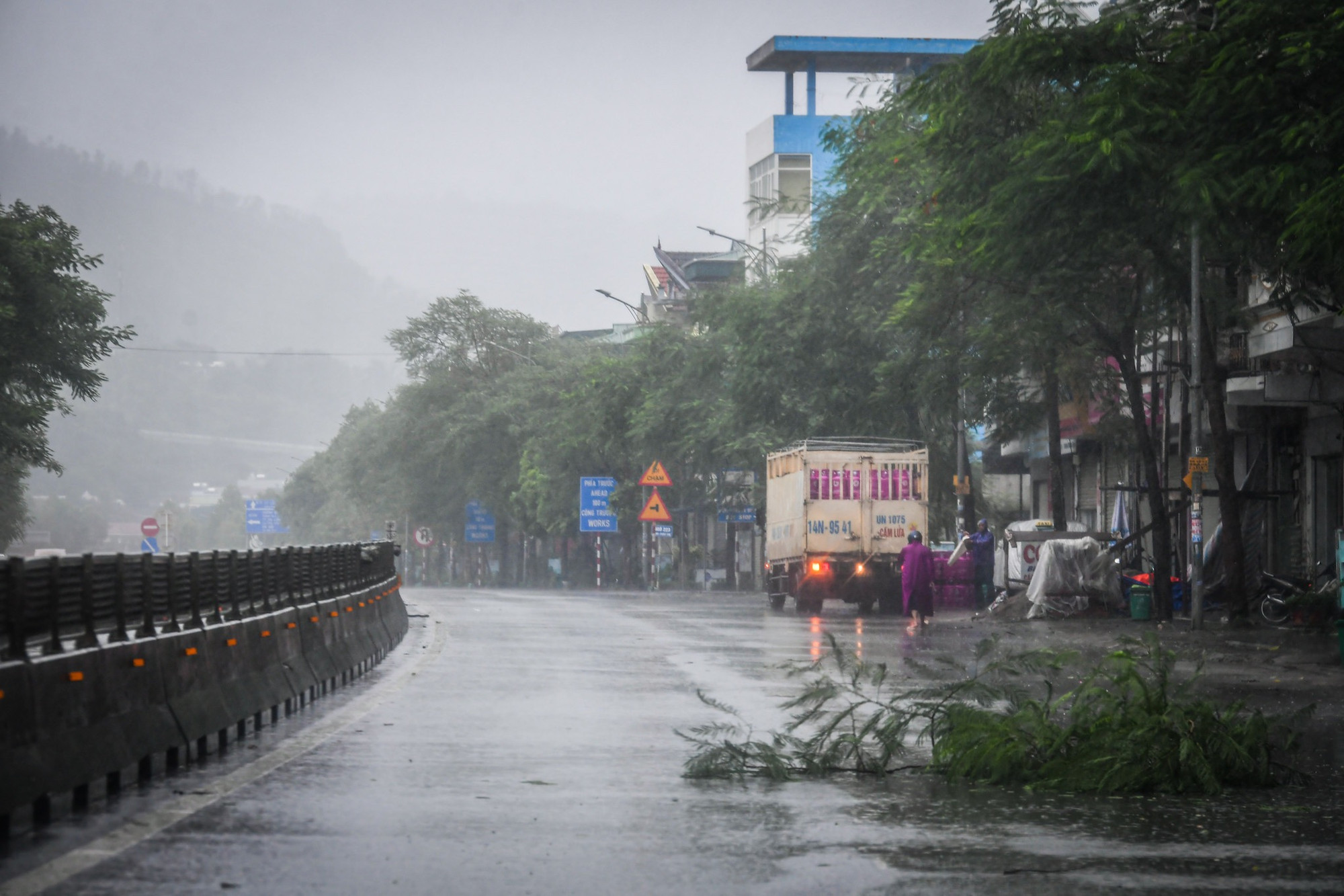 Do ảnh hưởng bão số 3, Cẩm Phả có mưa to và gió rất lớn.
