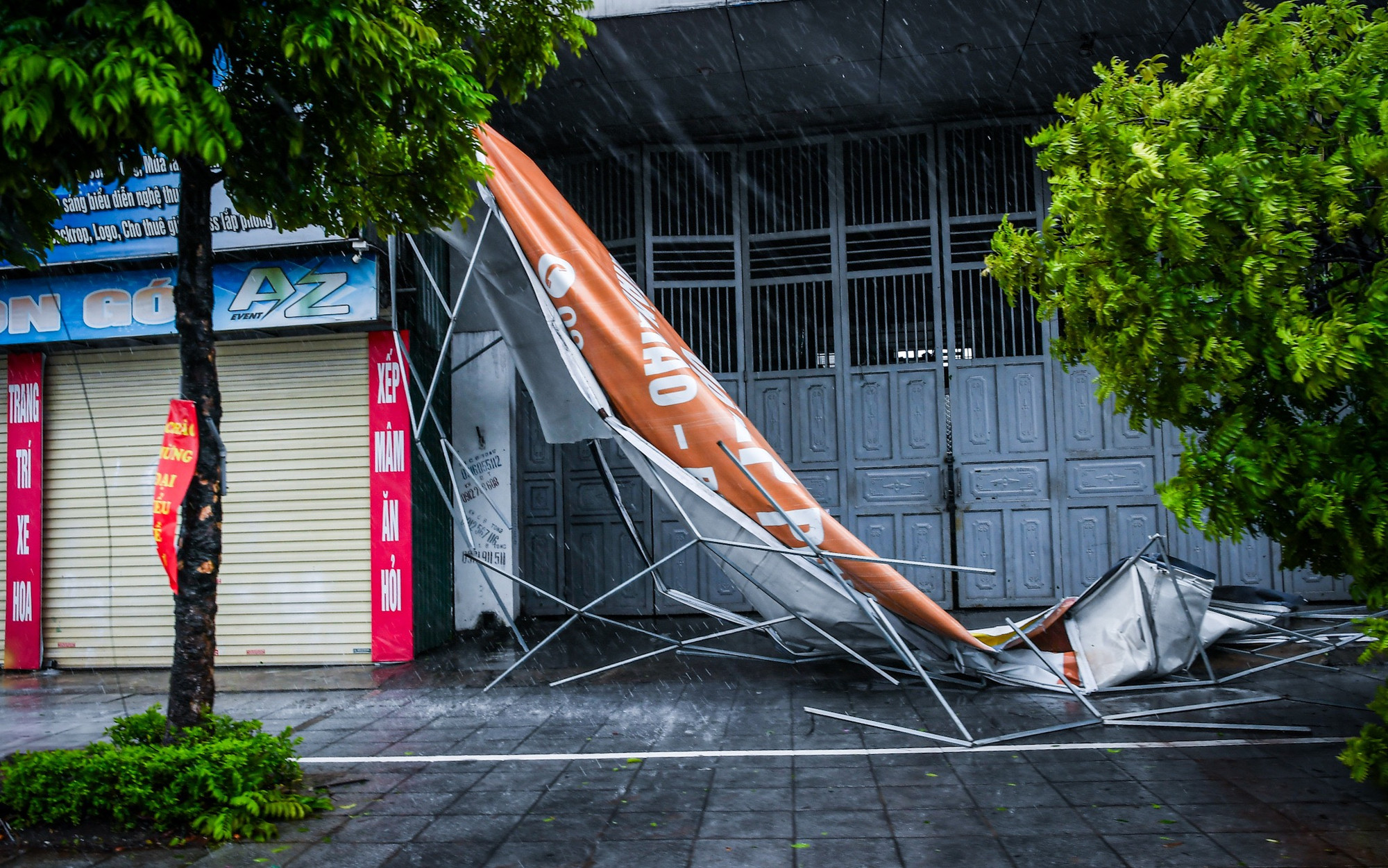 Biển quảng cáo tại thành phố Cẩm Phả đã bị gãy, đổ do gió giật mạnh.