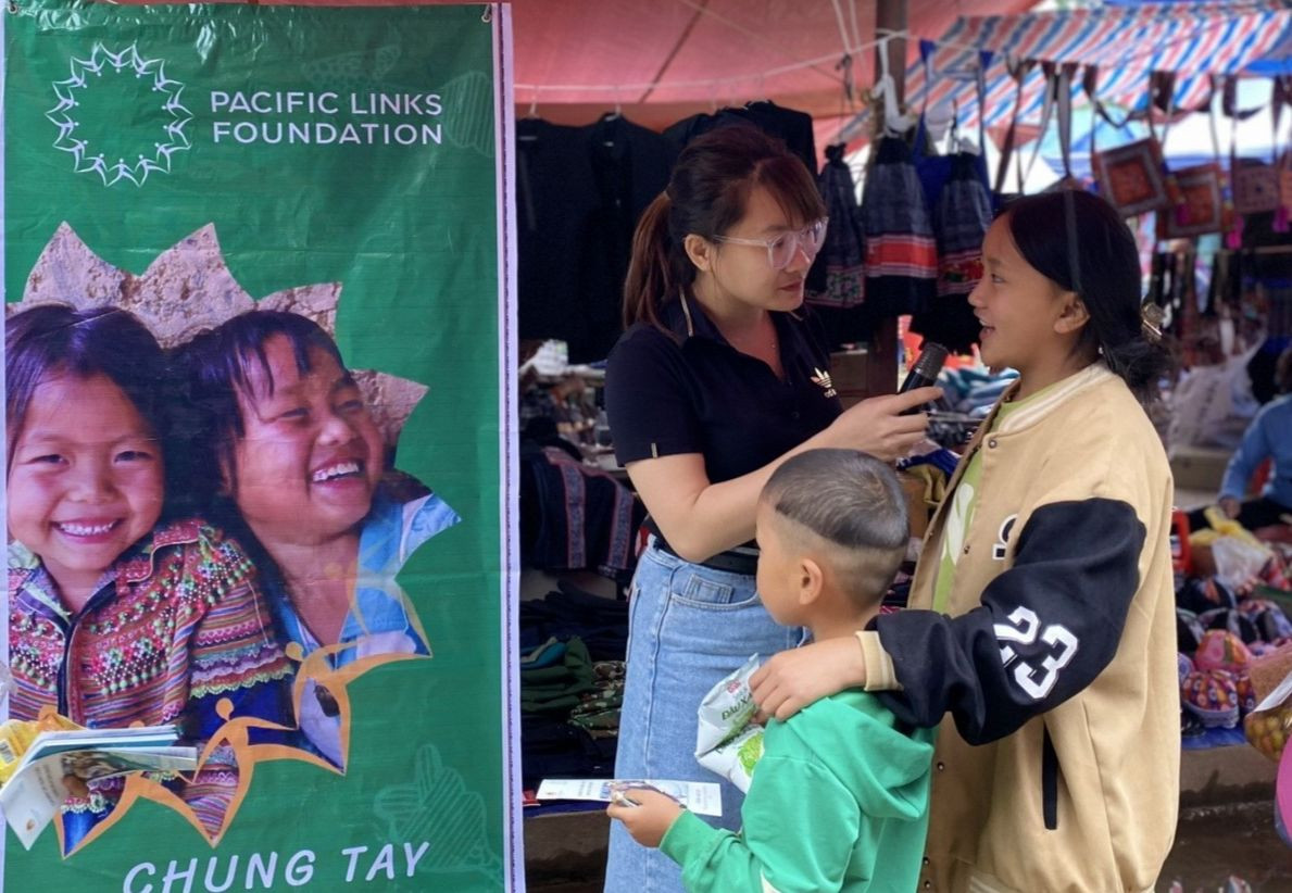 Tuyên truyền về phòng, chống mua bán người cho phụ nữ dân tộc thiểu số tại chợ trung tâm xã Sín Chéng, huyện Si Ma Cai, tỉnh Lào Cai. (Ảnh: TTXVN) Tuyên truyền về phòng, chống mua bán người cho phụ nữ dân tộc thiểu số tại chợ trung tâm xã Sín Chéng, huyện Si Ma Cai, tỉnh Lào Cai. (Ảnh: TTXVN)