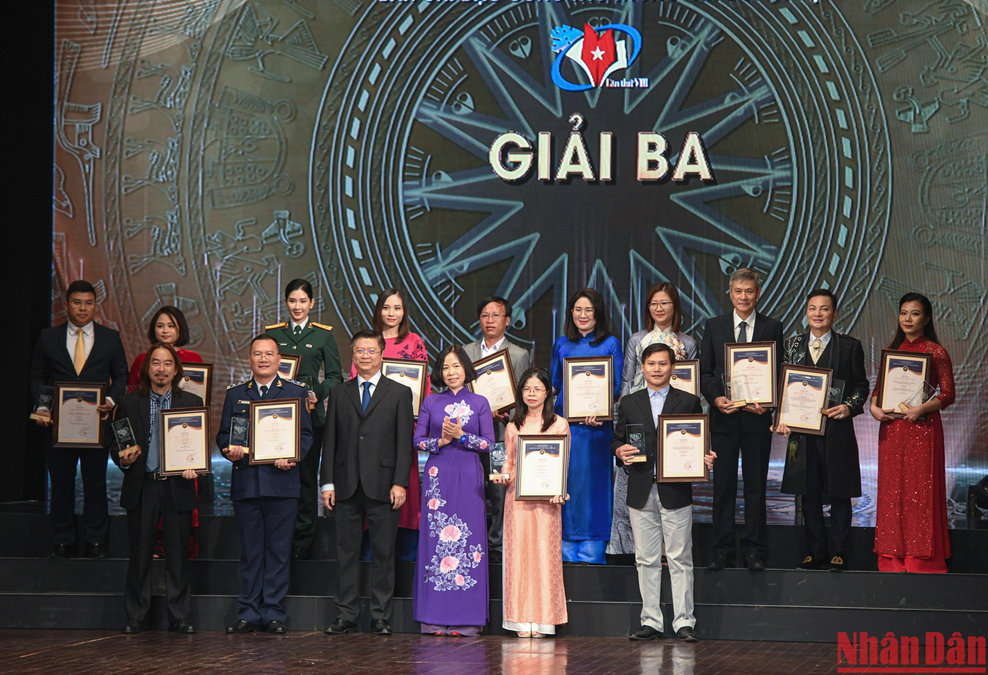 Trao giải Ba cho các tác giả, nhóm tác giả đoạt giải. Trao giải Ba cho các tác giả, nhóm tác giả đoạt giải.