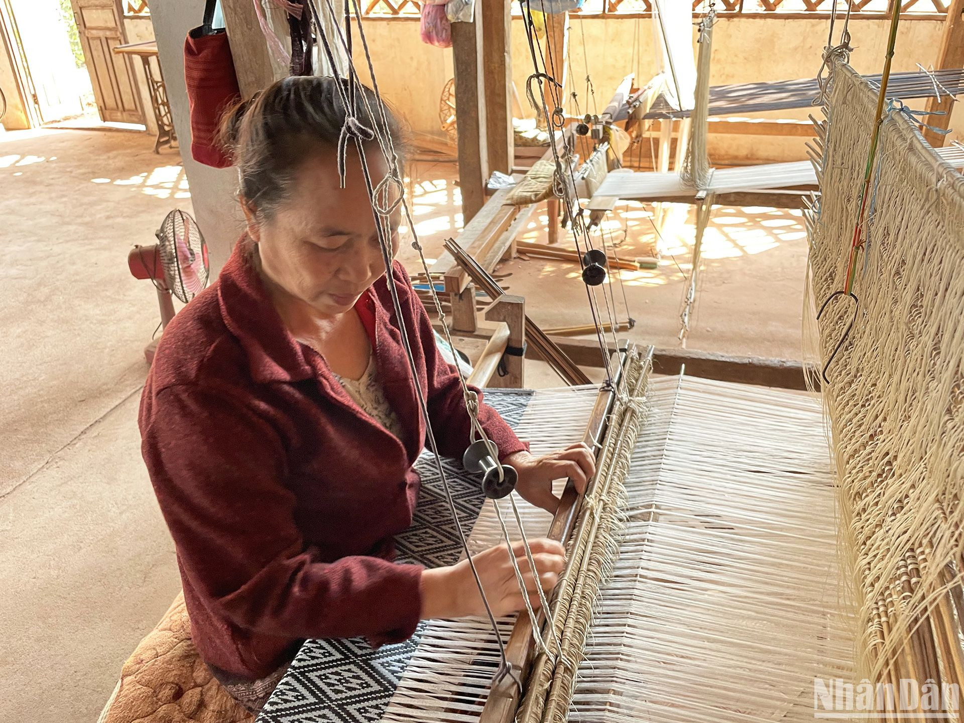 Nằm dọc bên bờ sông Mekong là những làng nghề truyền thống độc đáo, trong đó phải kể đến làng nghề dệt thủ công với sản phẩm vải lụa truyền thống của Luang Prabang. (Ảnh: HẢI TIẾN)