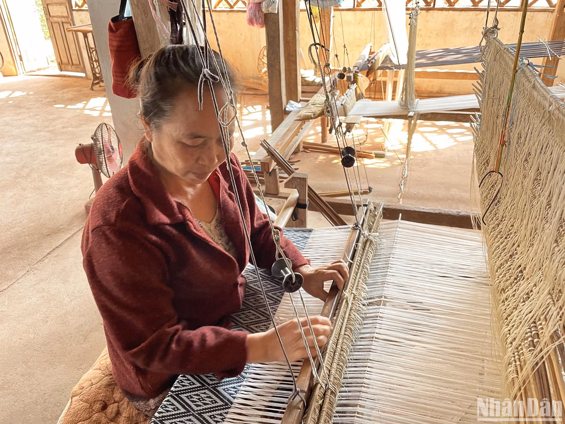 Nằm dọc bên bờ sông Mekong là những làng nghề truyền thống độc đáo, trong đó phải kể đến làng nghề dệt thủ công với sản phẩm vải lụa truyền thống của Luang Prabang. (Ảnh: HẢI TIẾN)