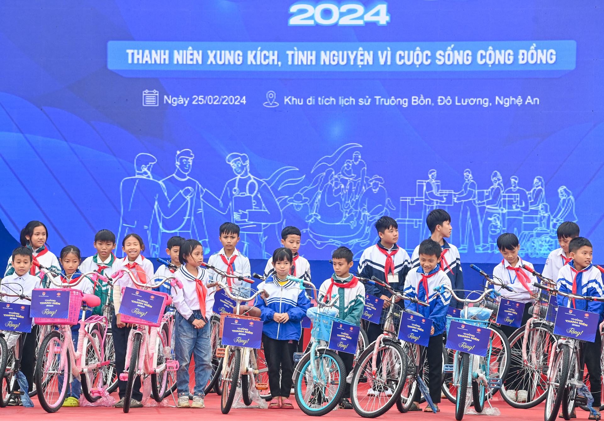 Các em học sinh có hoàn cảnh khó khăn vươn lên trong học tập nhận quà tặng từ chương trình. Các em học sinh có hoàn cảnh khó khăn vươn lên trong học tập nhận quà tặng từ chương trình.