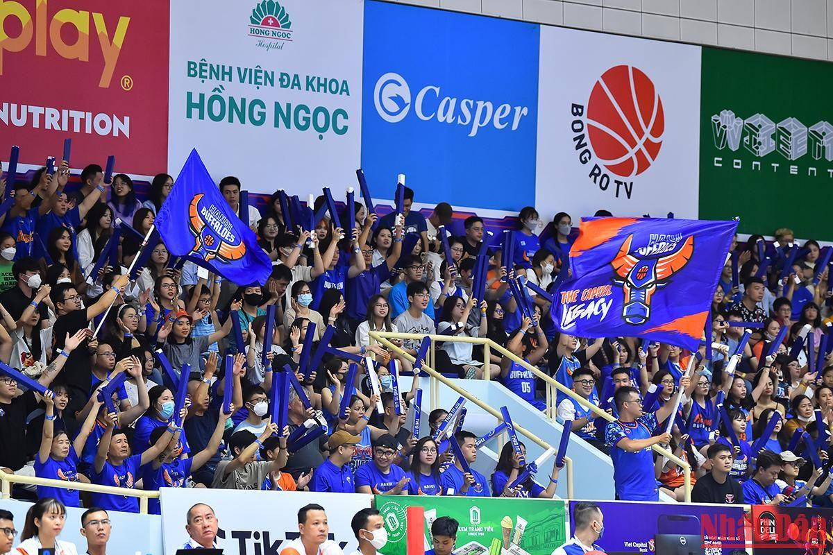 Các cổ viên đội chủ nhà phủ xanh Nhà thi đấu Hoàng Mai trong trận đấu chiều tối 14/8.