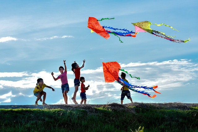 Tác phẩm "Ngày hè vui" - tác giả Lê Công Bình. Tác phẩm "Ngày hè vui" - tác giả Lê Công Bình.