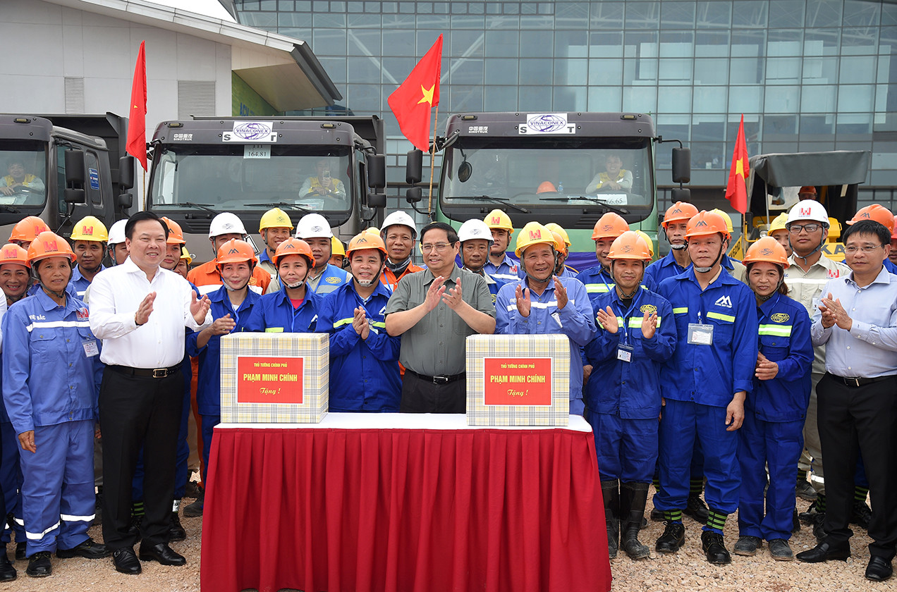 Thủ tướng Phạm Minh Chính tặng quà động viên kỹ sư, công nhân thi công dự án.