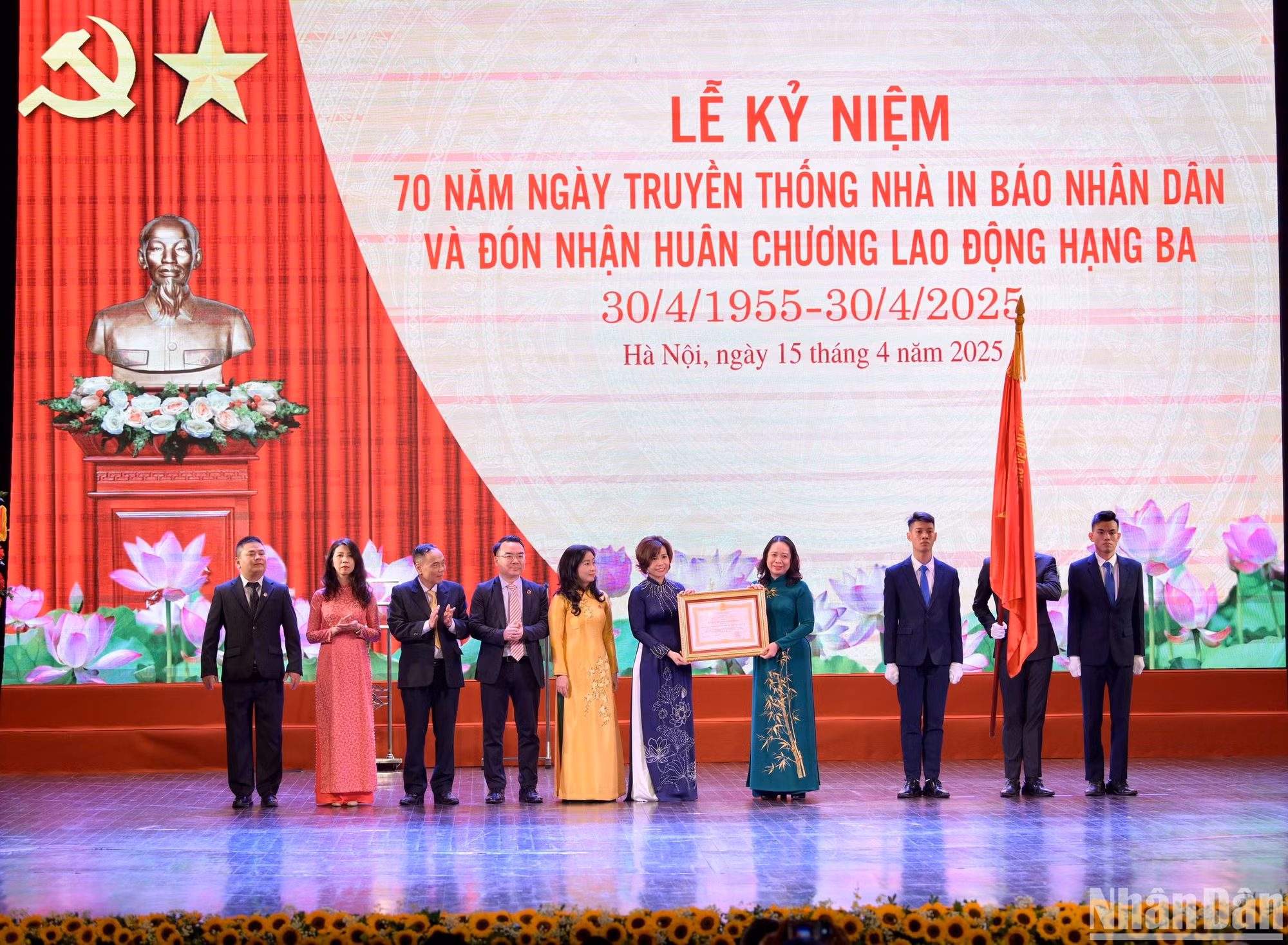 Thừa ủy quyền của Chủ tịch nước và lãnh đạo Đảng, Phó Chủ tịch nước Võ Thị Ánh Xuân trao Huân chương Lao động hạng Ba (lần thứ 2) cho tập thể lãnh đạo, cán bộ, công nhân viên và người lao động Công ty TNHH một thành viên In Báo Nhân Dân Hà Nội. (Ảnh: ĐẠI GIANG)