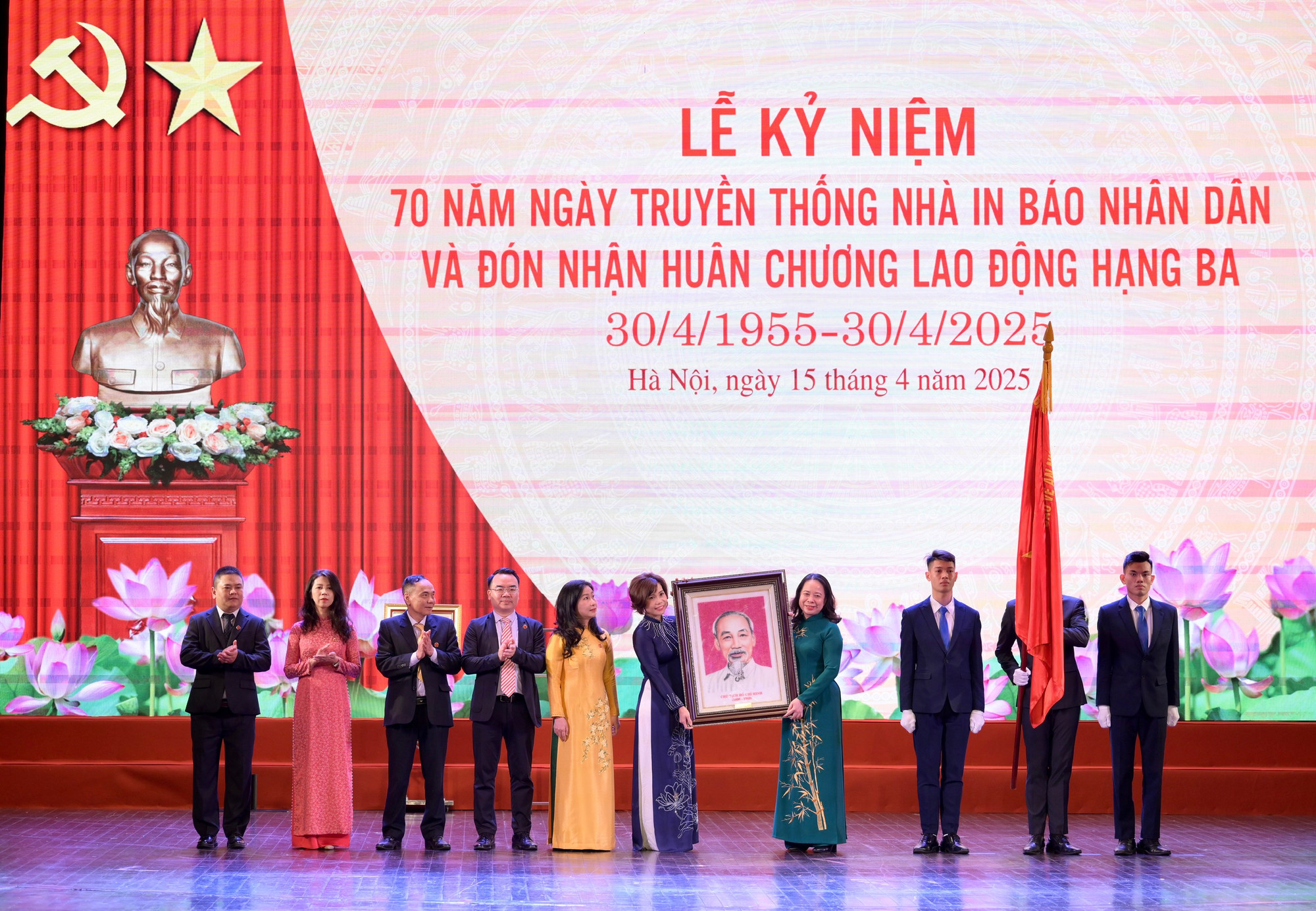 Phó Chủ tịch nước Võ Thị Ánh Xuân tặng quà - bức chân dung Chủ tịch Hồ Chí Minh - chúc mừng tập thể Công ty In Báo Nhân Dân Hà Nội.