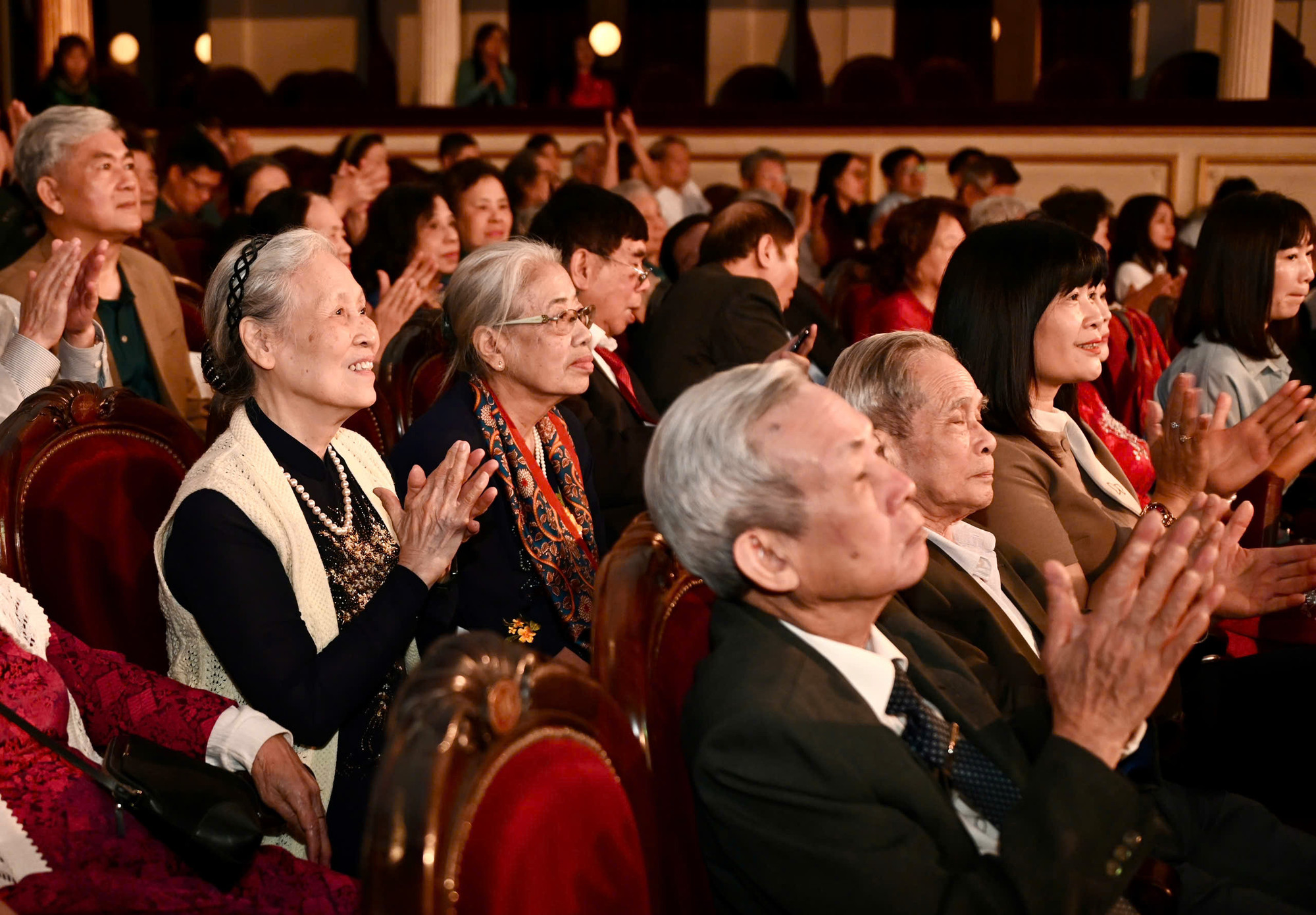 Đông đảo các thế hệ những người in báo Đảng tham dự buổi lễ.