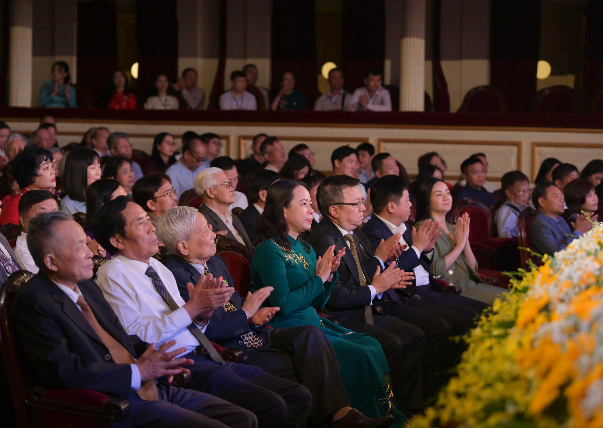 Phó Chủ tịch nước Võ Thị Ánh Xuân, Tổng Biên tập Báo Nhân Dân Lê Quốc Minh cùng các đại biểu tham dự buổi lễ. (Ảnh: ĐẠI GIANG)