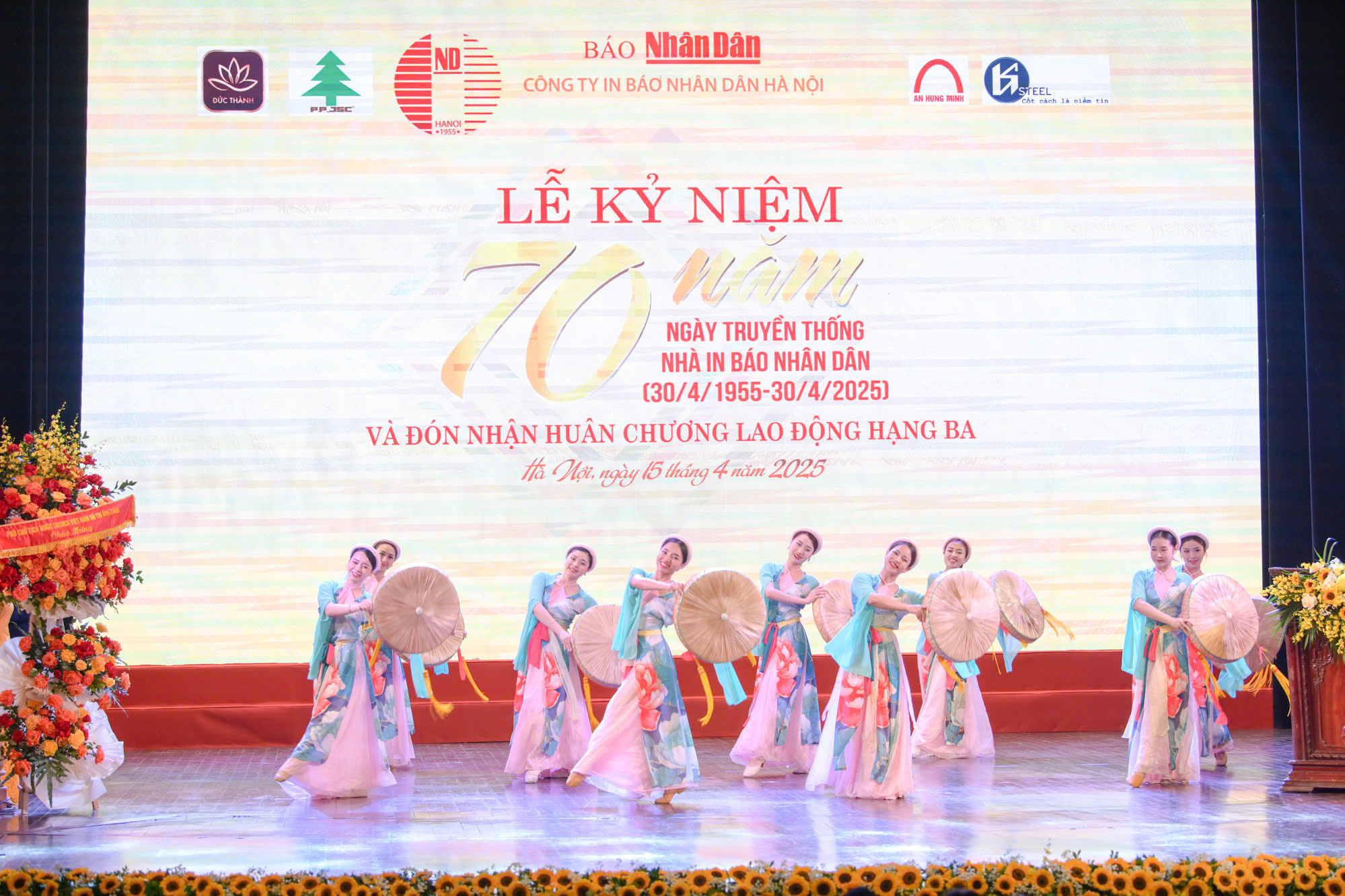 Tiết mục văn nghệ trong chương trình nghệ thuật kỷ niệm 70 năm Ngày truyền thống Nhà in Báo Nhân Dân.