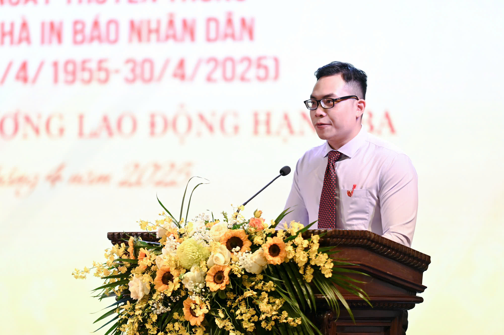 Đồng chí Lê Quang Phúc, đoàn viên đại diện thế hệ trẻ của Công ty In Báo Nhân Dân Hà Nội phát biểu.