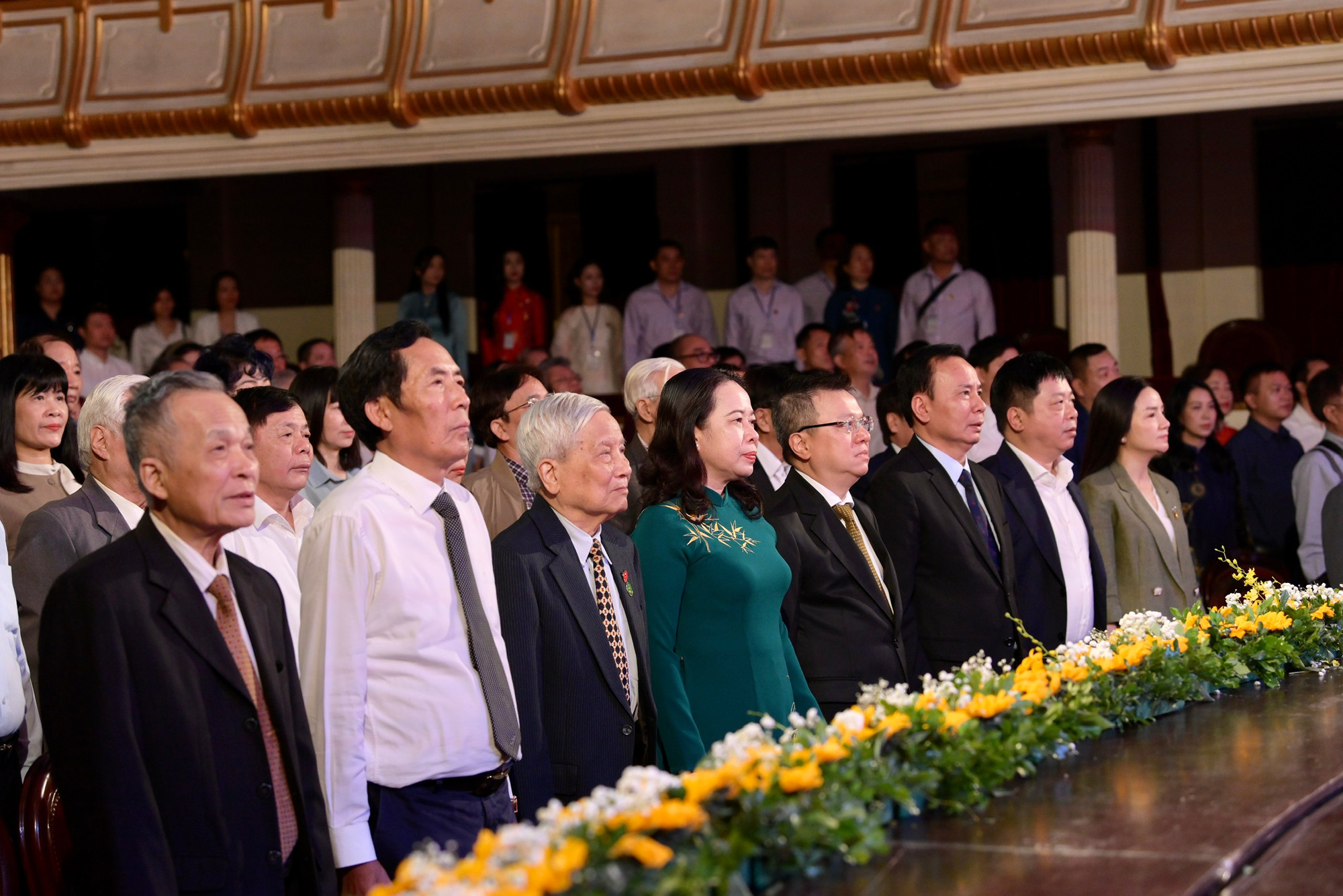 Các đại biểu làm lễ chào cờ.