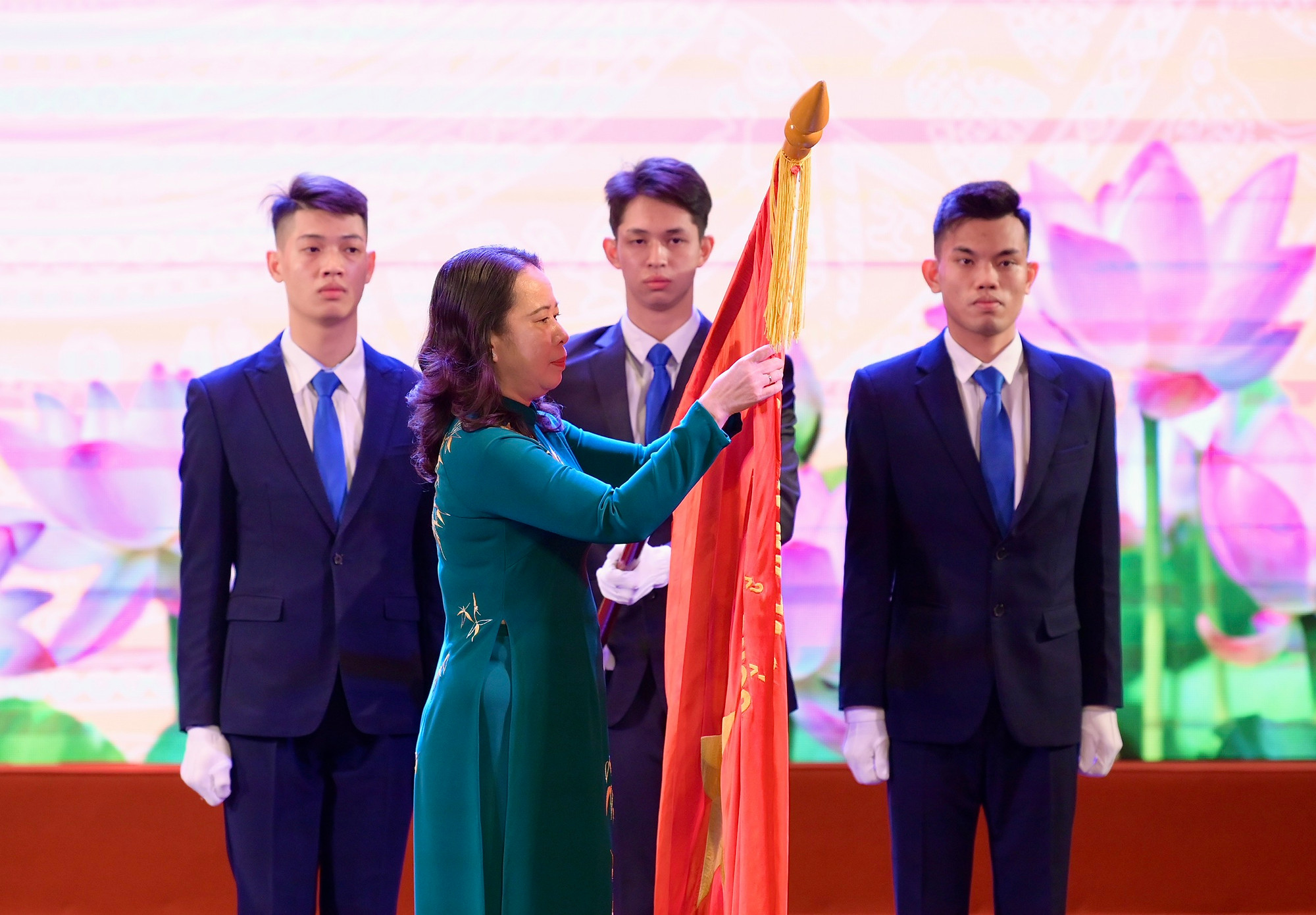 Phó Chủ tịch nước Võ Thị Ánh Xuân gắn Huân chương Lao động hạng Ba trao tặng tập thể Công ty TNHH một thành viên In Báo Nhân Dân Hà Nội.