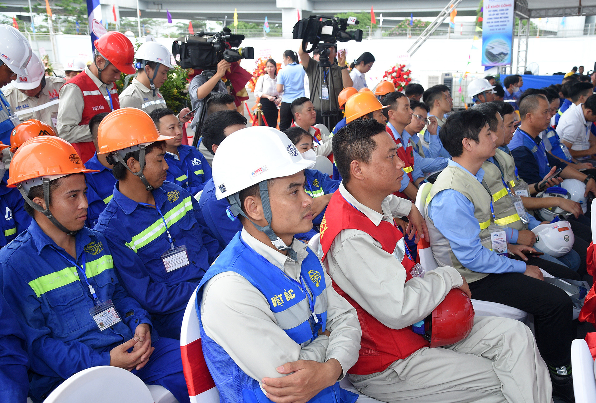 Đội ngũ cán bộ, công nhân thi công dự án tham dự lễ khởi công.