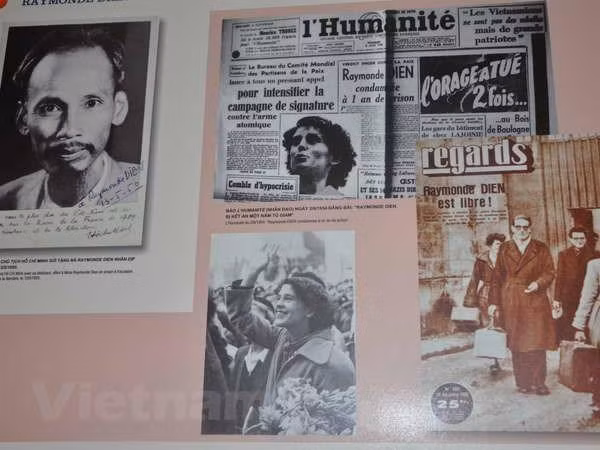 Tư liệu về Bác Hồ và các bài báo đưa tin bà Raymonde Dien được nhà cầm quyền Pháp trả tự do sau hành động liều mình ngăn cản đoàn tàu chở vũ khí năm 1950. (Ảnh: Vietnam+)