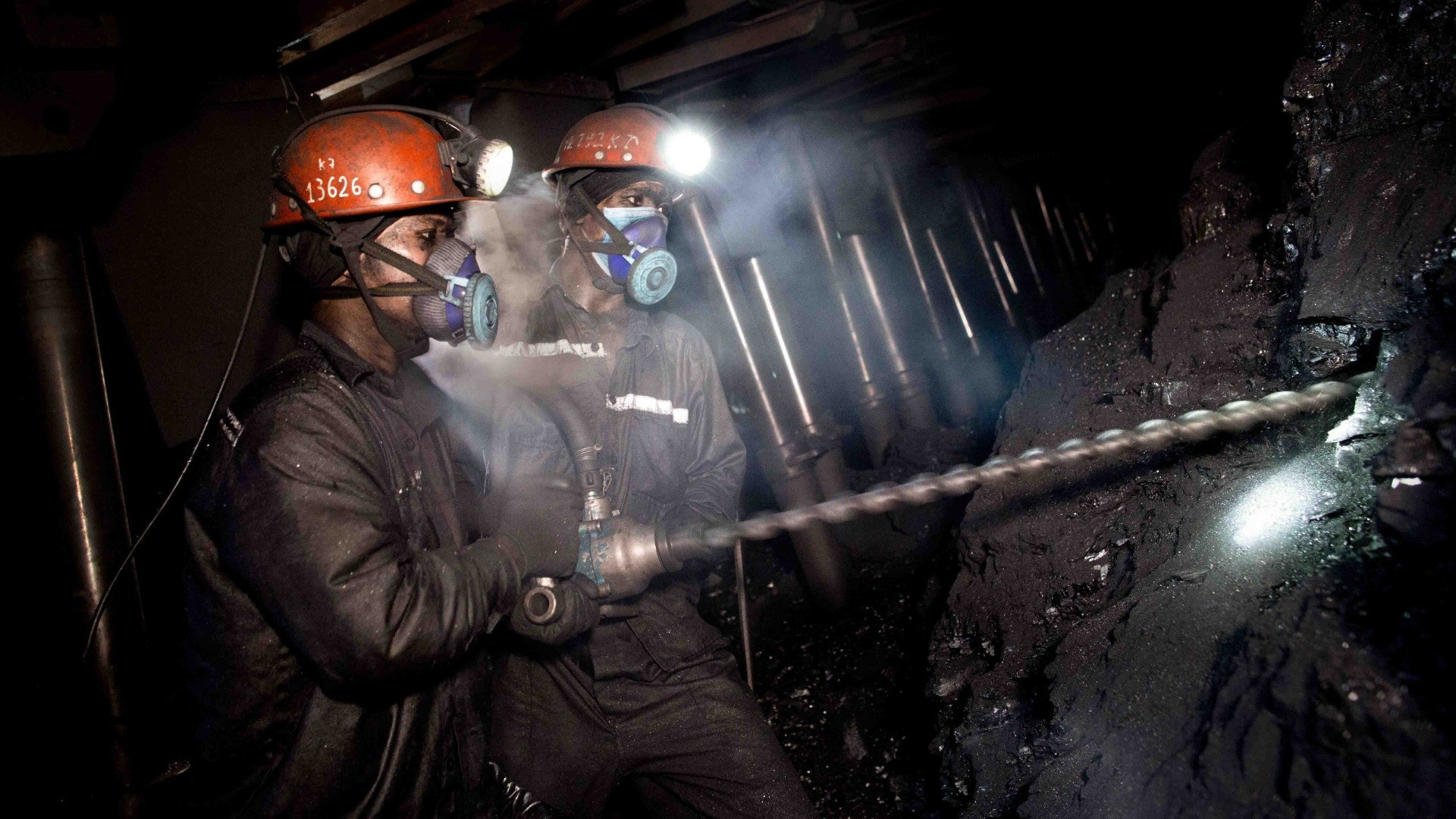 Công nhân khai thác than trong hầm lò.