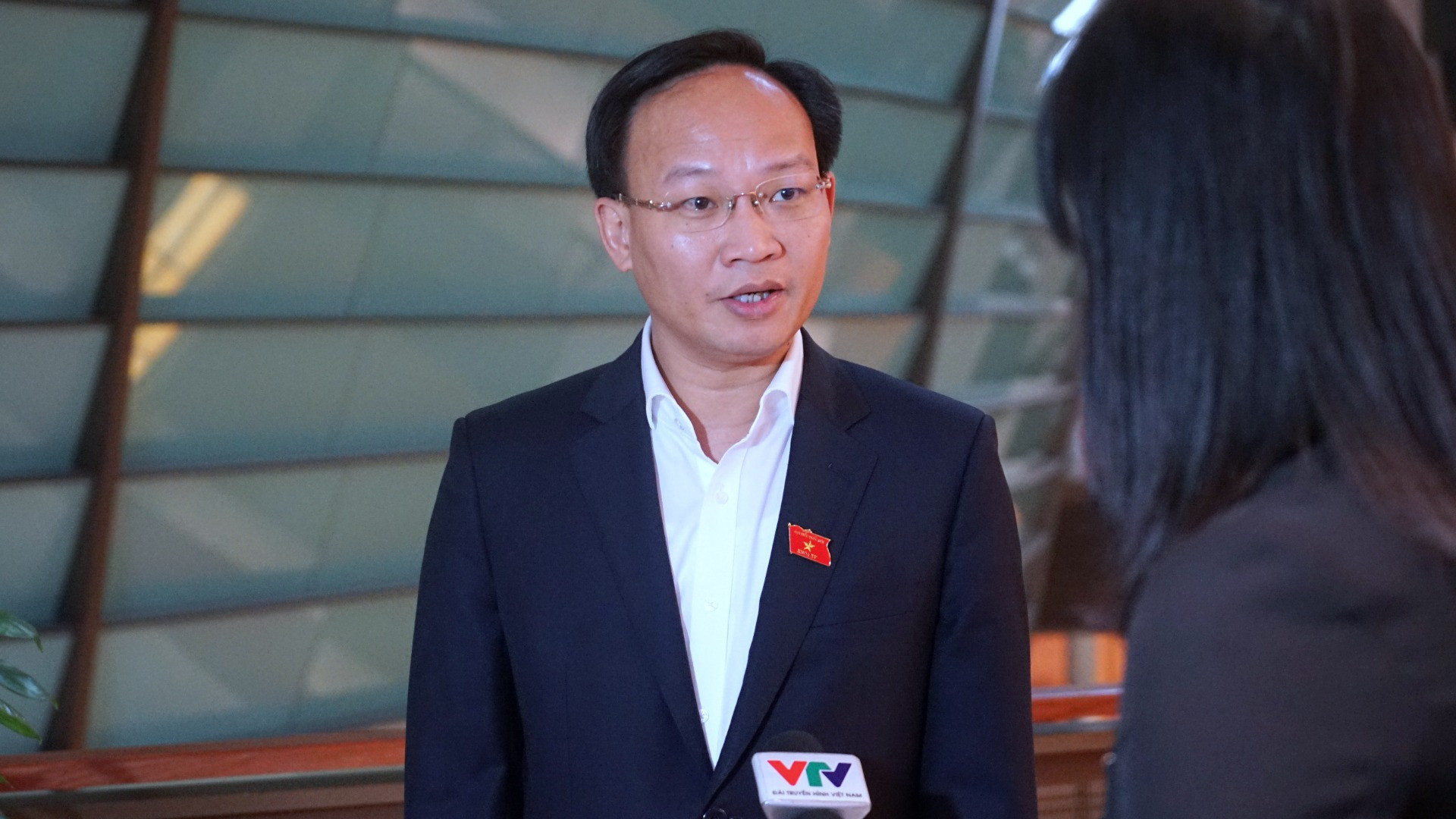 Đại biểu Phạm Văn Thịnh (Bắc Giang) trả lời phỏng vấn báo chí bên hành lang Quốc hội. (Ảnh: TRUNG HƯNG)