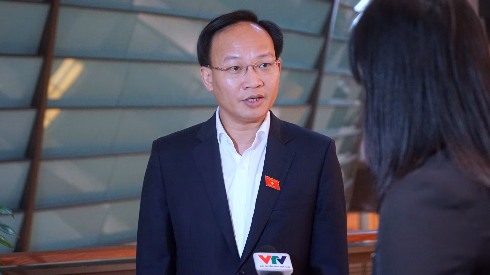 Đại biểu Phạm Văn Thịnh (Bắc Giang) trả lời phỏng vấn báo chí bên hành lang Quốc hội. (Ảnh: TRUNG HƯNG)