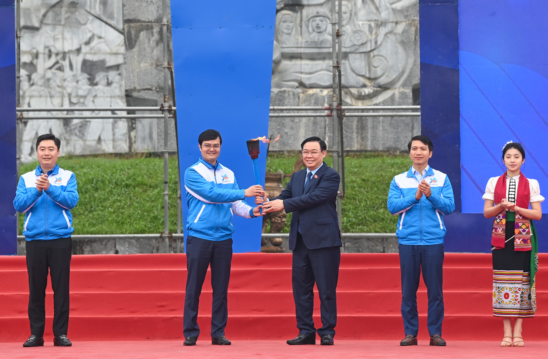 Chủ tịch Quốc hội Vương Đình Huệ trao ngọn đuốc cho Bí thư thứ nhất Trung ương Đoàn Bùi Quang Huy. Chủ tịch Quốc hội Vương Đình Huệ trao ngọn đuốc cho Bí thư thứ nhất Trung ương Đoàn Bùi Quang Huy.