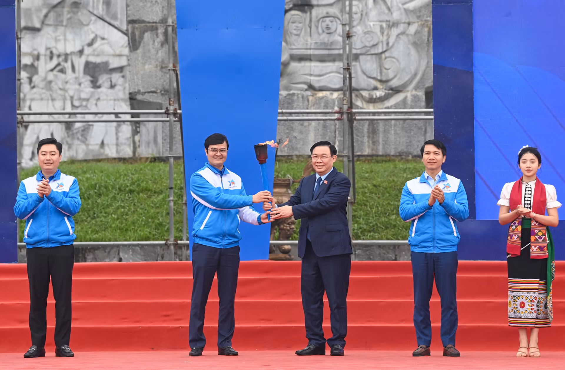 Chủ tịch Quốc hội Vương Đình Huệ trao ngọn đuốc cho Bí thư thứ nhất Trung ương Đoàn Bùi Quang Huy.