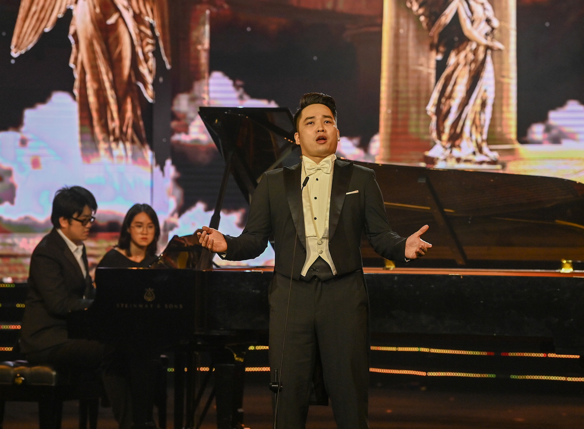 Tiết mục biểu diễn của Tenor Ninh Đức Hoàng Long.