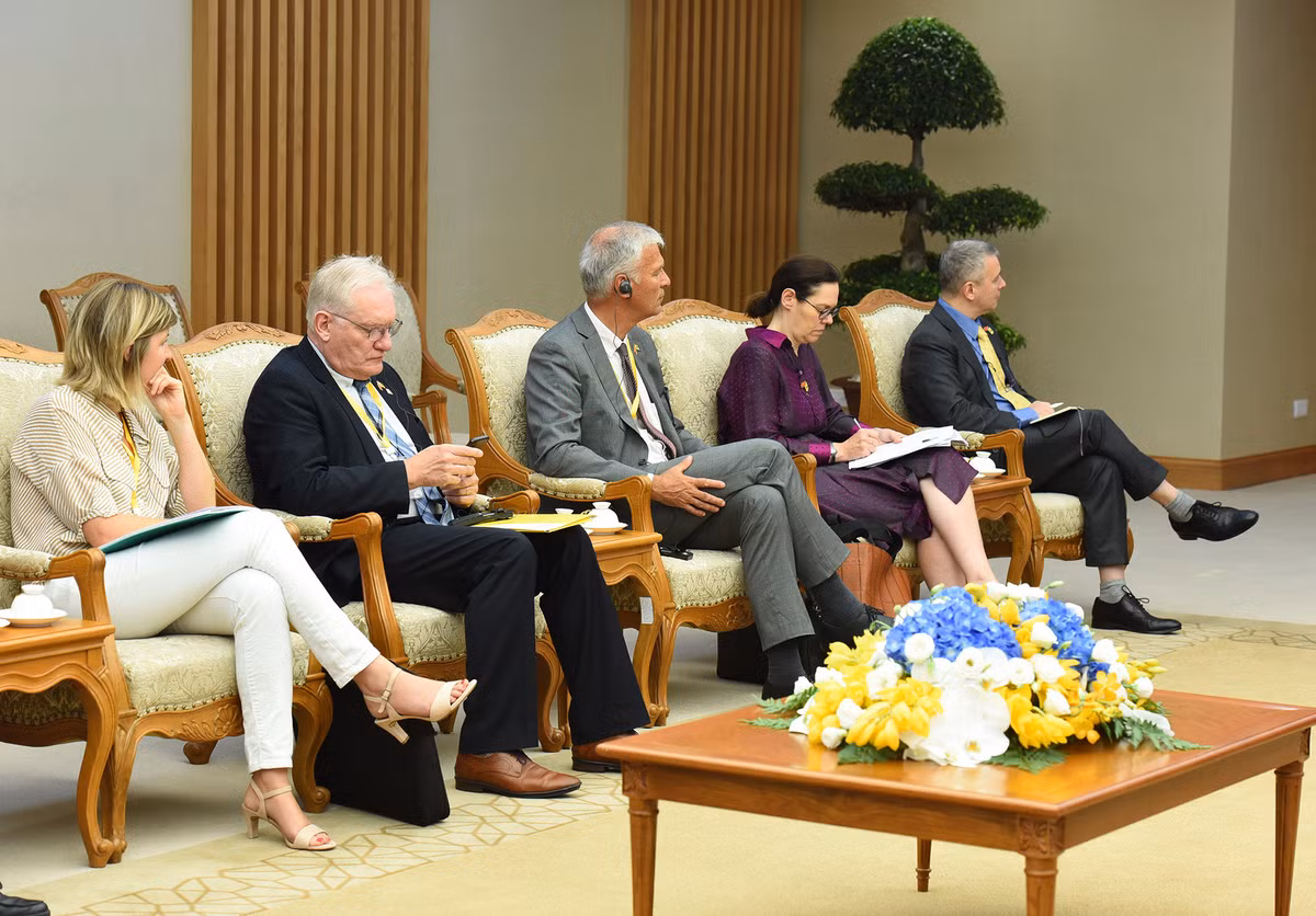 Các thành viên đi cùng ông Jan Jambon, Bộ trưởng-Thủ hiến Chính phủ kiêm Bộ trưởng Ngoại giao, Văn hóa, Công nghệ thông tin và Quản lý cơ sở vật chất vùng Flanders, Vương Quốc Bỉ tham dự buổi tiếp.