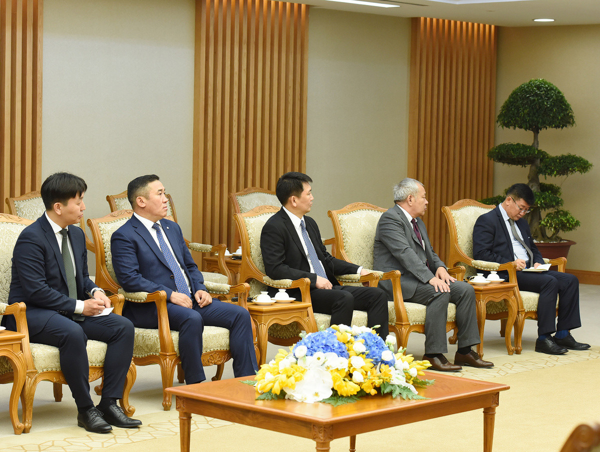 Các thành viên đi cùng đoàn với Bộ trưởng Tư pháp và Nội vụ Mông Cổ Khishgee Nyambaatar.