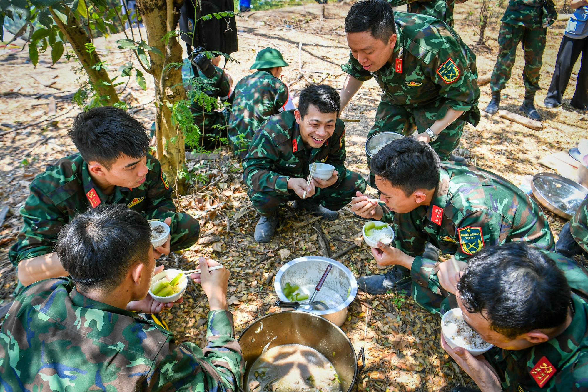 Đây cũng chính là phút họ được nghỉ ngơi sau một ca làm việc vất vả.