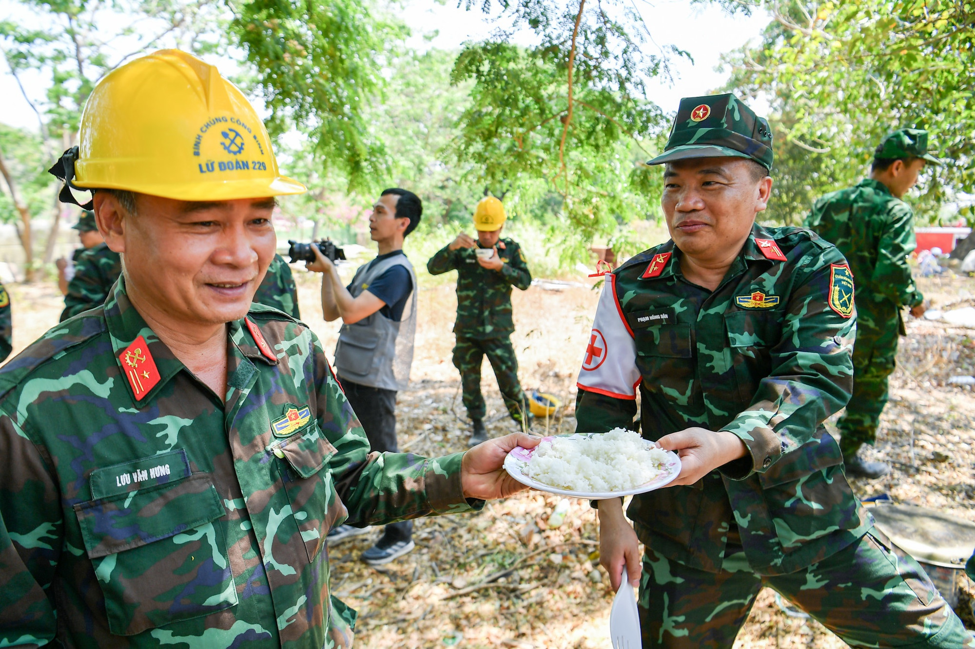 Bữa cơm được đội hậu cần chuẩn bị chu đáo từ trước.