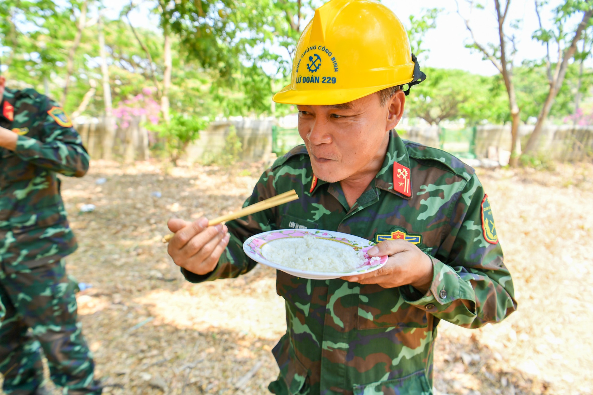 Chiến sĩ công binh thuộc Lữ đoàn 229 với suất cơm đơn sơ của mình.