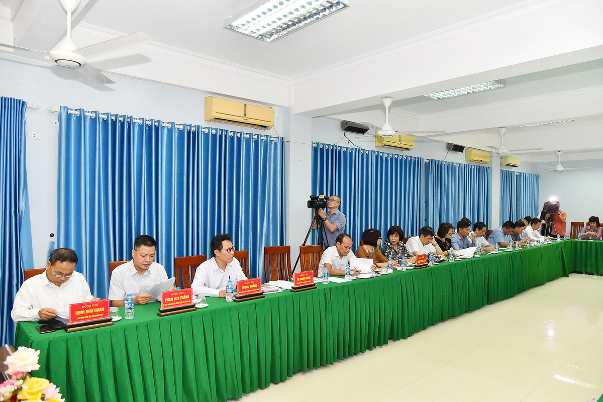 Phó Tổng Biên tập Đinh Như Hoan cùng các đồng chí lãnh đạo các ban, đơn vị, cơ quan thường trực Báo Nhân Dân tại lễ ký kết thỏa thuận hợp tác truyền thông. Phó Tổng Biên tập Đinh Như Hoan cùng các đồng chí lãnh đạo các ban, đơn vị, cơ quan thường trực Báo Nhân Dân tại lễ ký kết thỏa thuận hợp tác truyền thông.