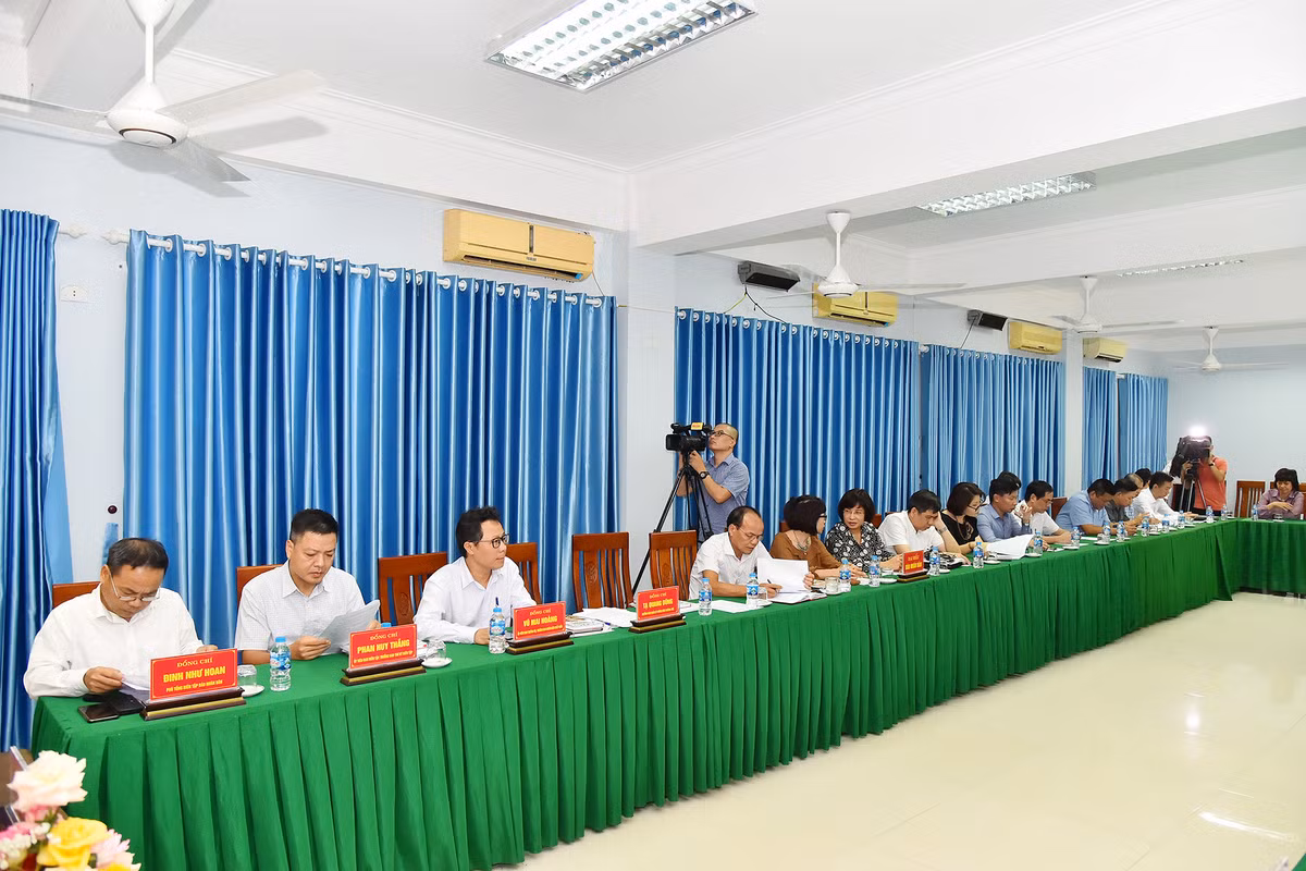 Phó Tổng Biên tập Đinh Như Hoan cùng các đồng chí lãnh đạo các ban, đơn vị, cơ quan thường trực Báo Nhân Dân tại lễ ký kết thỏa thuận hợp tác truyền thông.