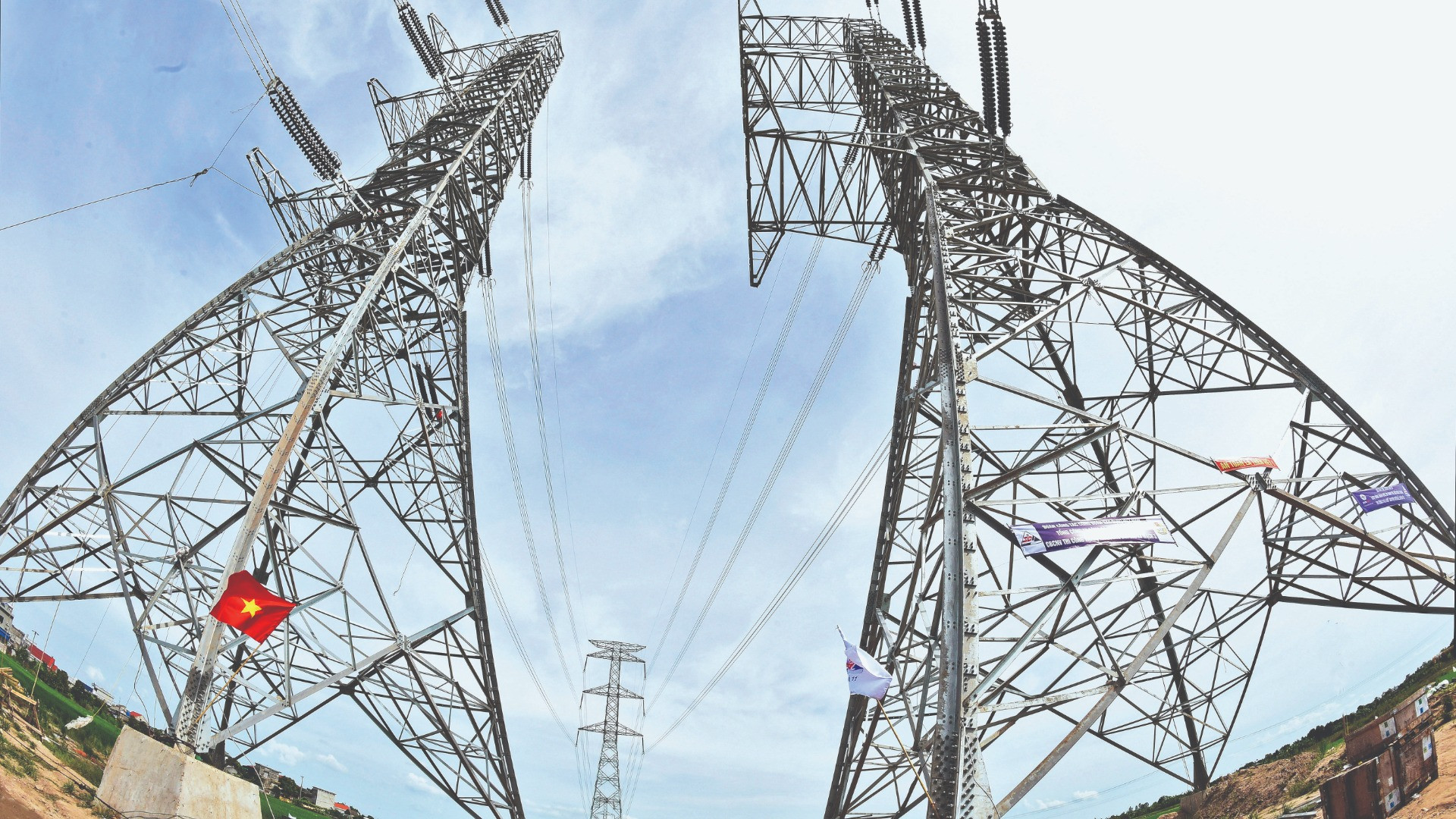 Dự án đường dây 500kV mạch 3 từ Quảng Trạch đến Phố Nối có tổng chiều dài khoảng 519km đi qua địa bàn 211 xã, phường, của 43 huyện, thị xã thuộc 9 tỉnh. (Ảnh: KHÁNH AN)