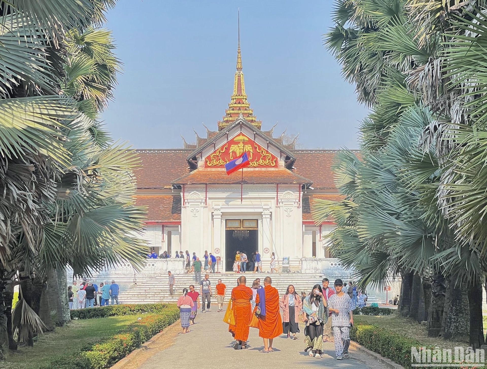 Lối vào tòa nhà chính của Bảo tàng Hoàng cung luôn tấp nập du khách. (Ảnh: HẢI TIẾN)