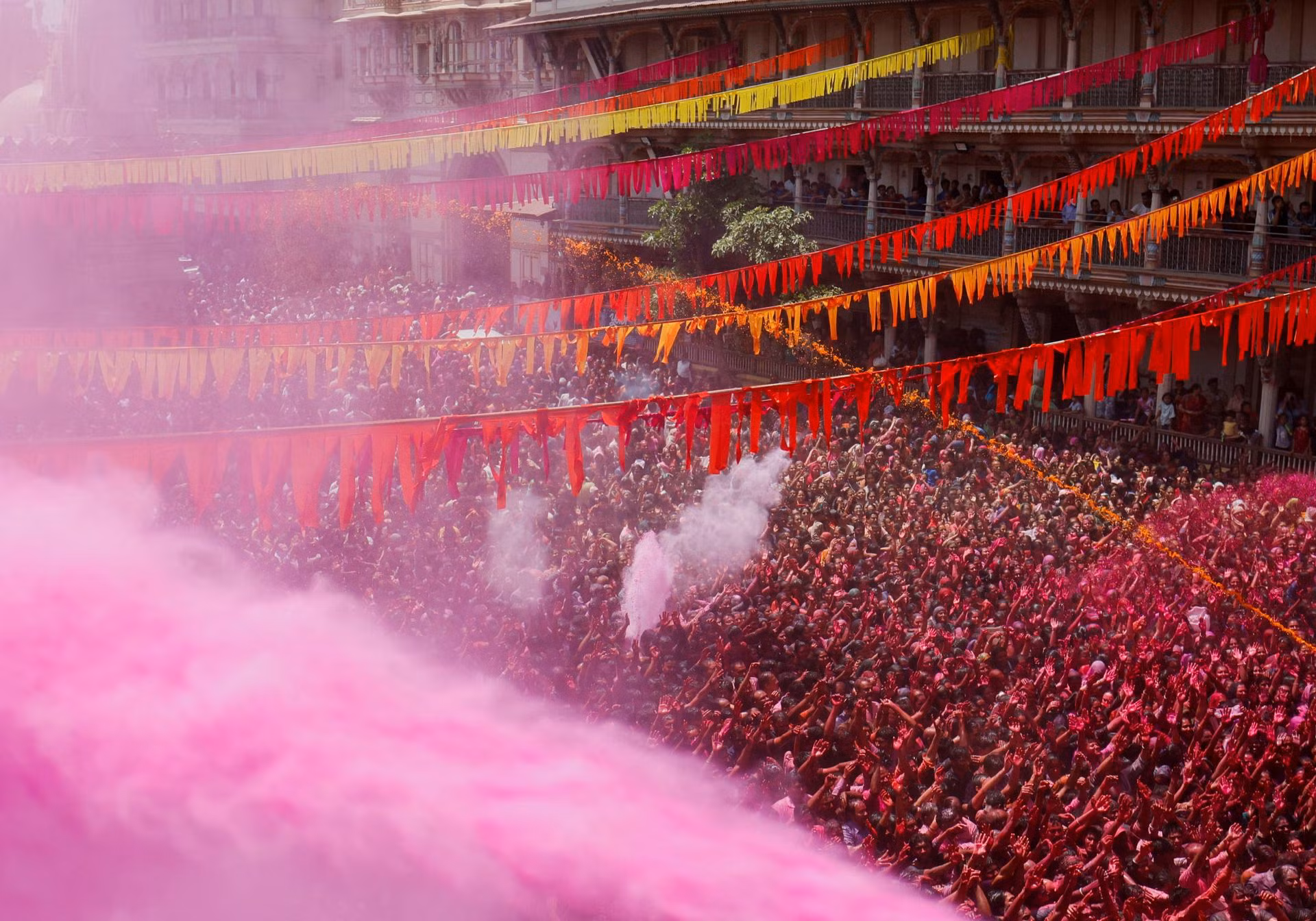 Các tín đồ đạo Hindu cầu nguyện dưới làn nước màu tại khuôn viên của một ngôi đền ở Ahmedabad, Ấn Độ ngày 25/3/2024. (Ảnh: Reuters)