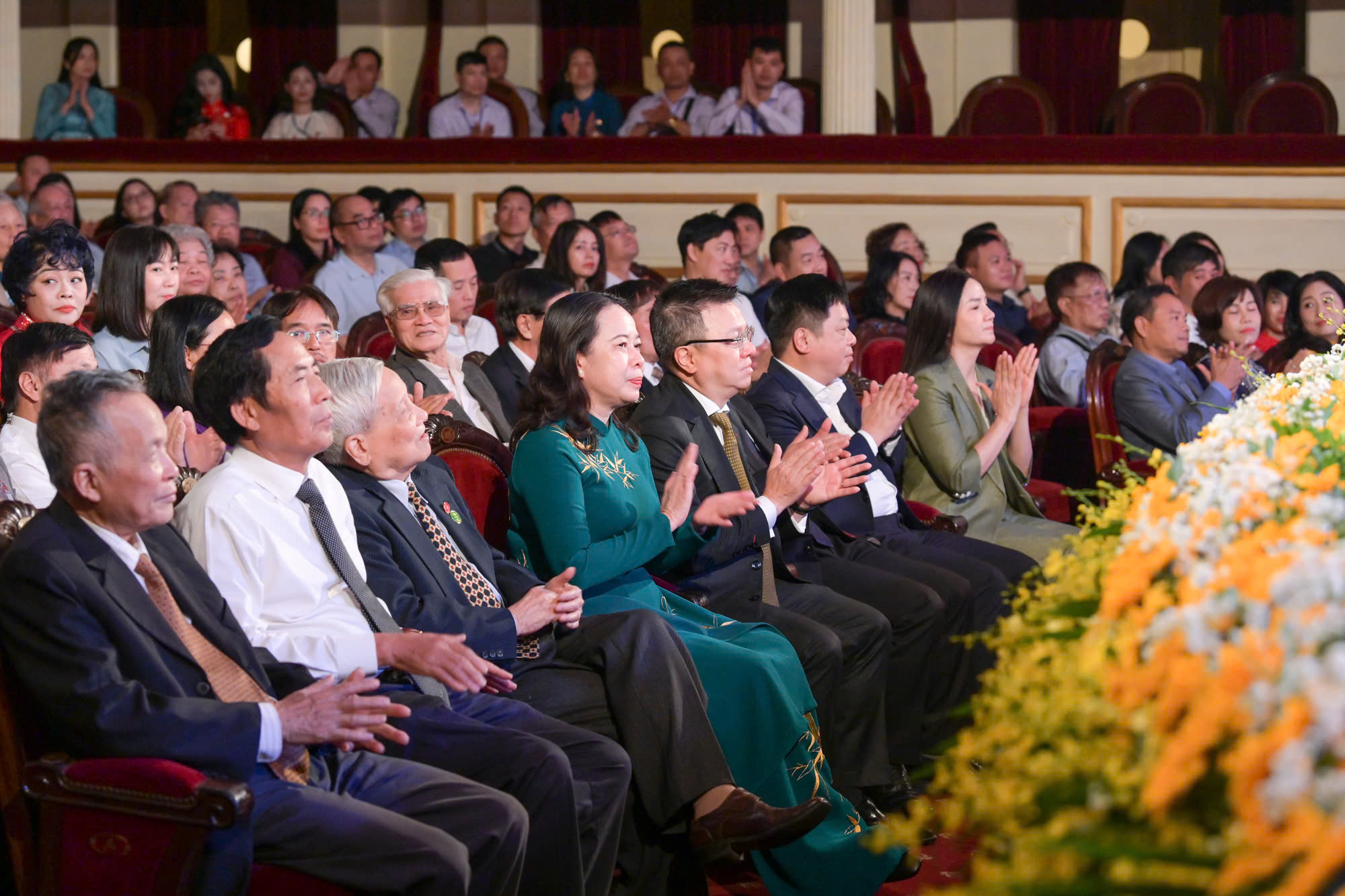 Phó Chủ tịch nước Võ Thị Ánh Xuân, Tổng Biên tập Báo Nhân Dân Lê Quốc Minh cùng các đại biểu tham dự buổi lễ.